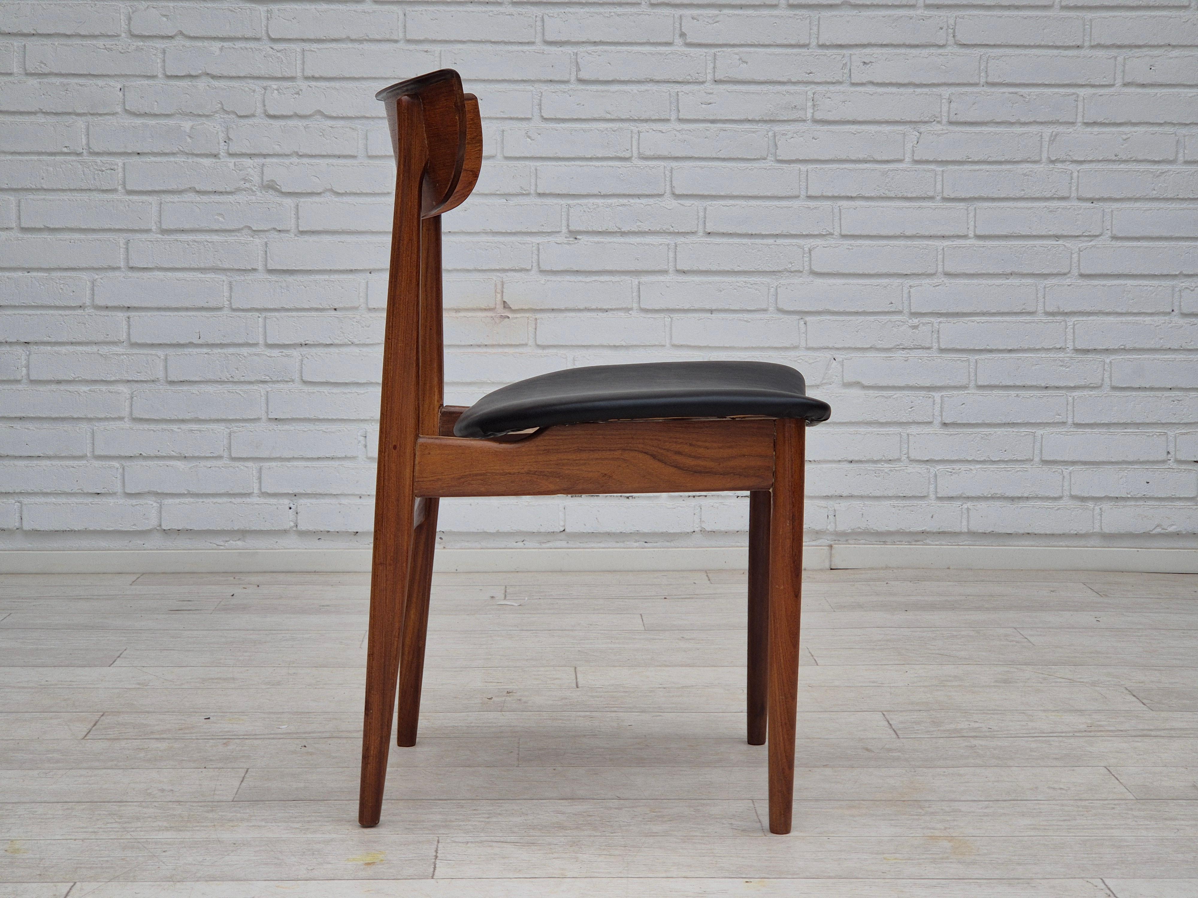 Danois Années 1960, ensemble de 5 chaises de salle à manger danoises, retapissées, bois de teck. en vente