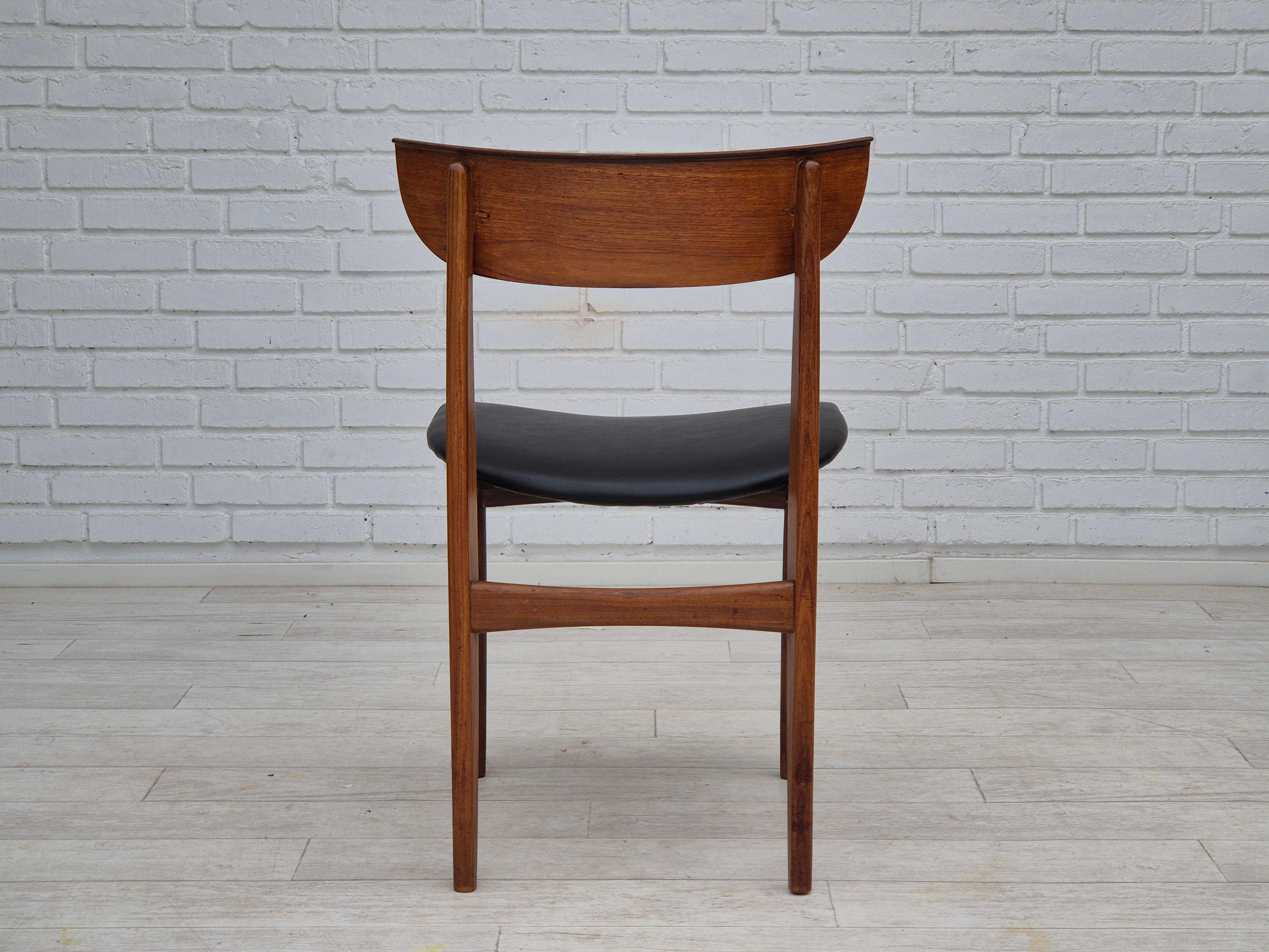 Milieu du XXe siècle Années 1960, ensemble de 5 chaises de salle à manger danoises, retapissées, bois de teck. en vente