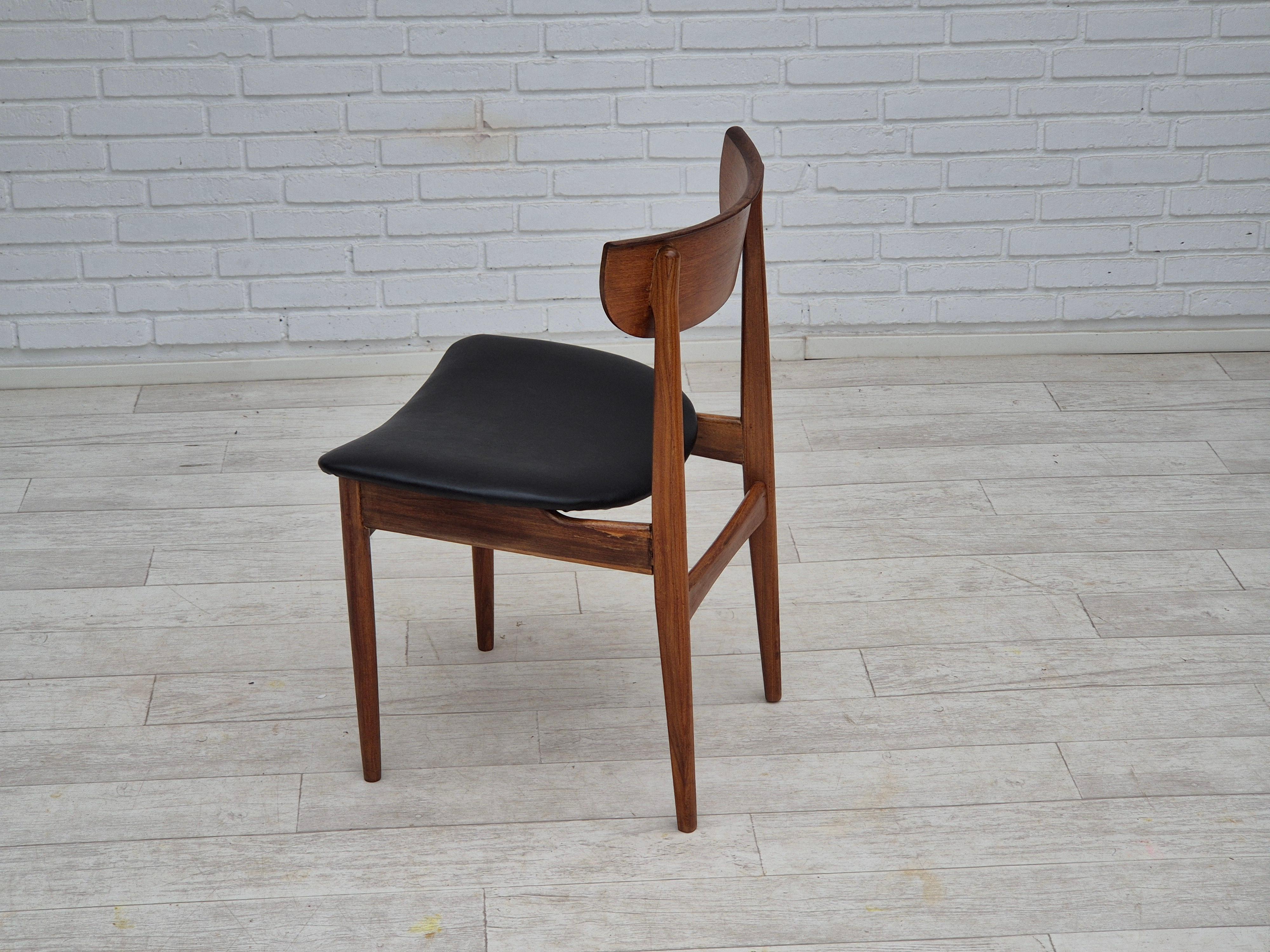 Imitation cuir Années 1960, ensemble de 5 chaises de salle à manger danoises, retapissées, bois de teck. en vente
