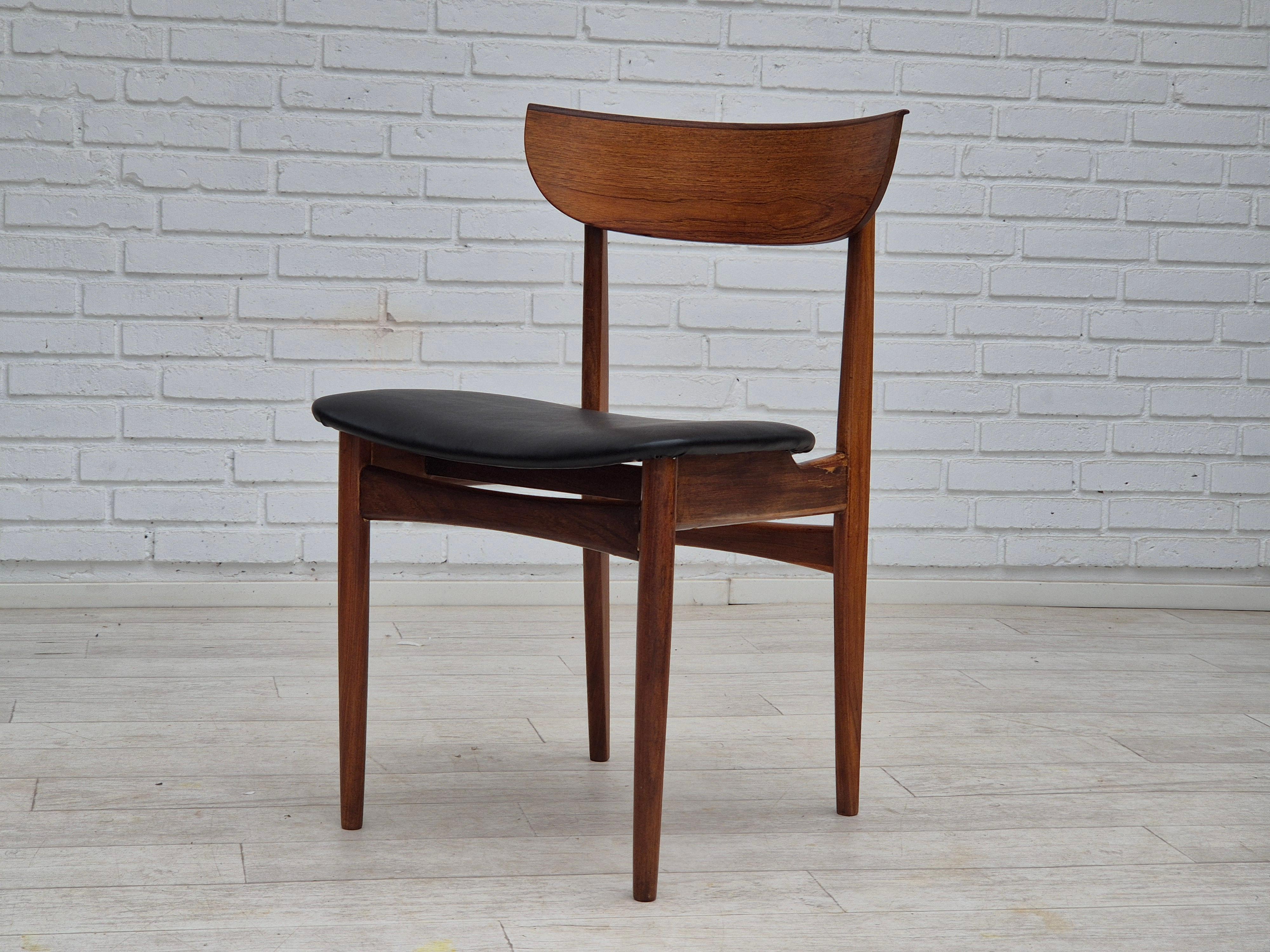 Années 1960, ensemble de 5 chaises de salle à manger danoises, retapissées, bois de teck. en vente 1