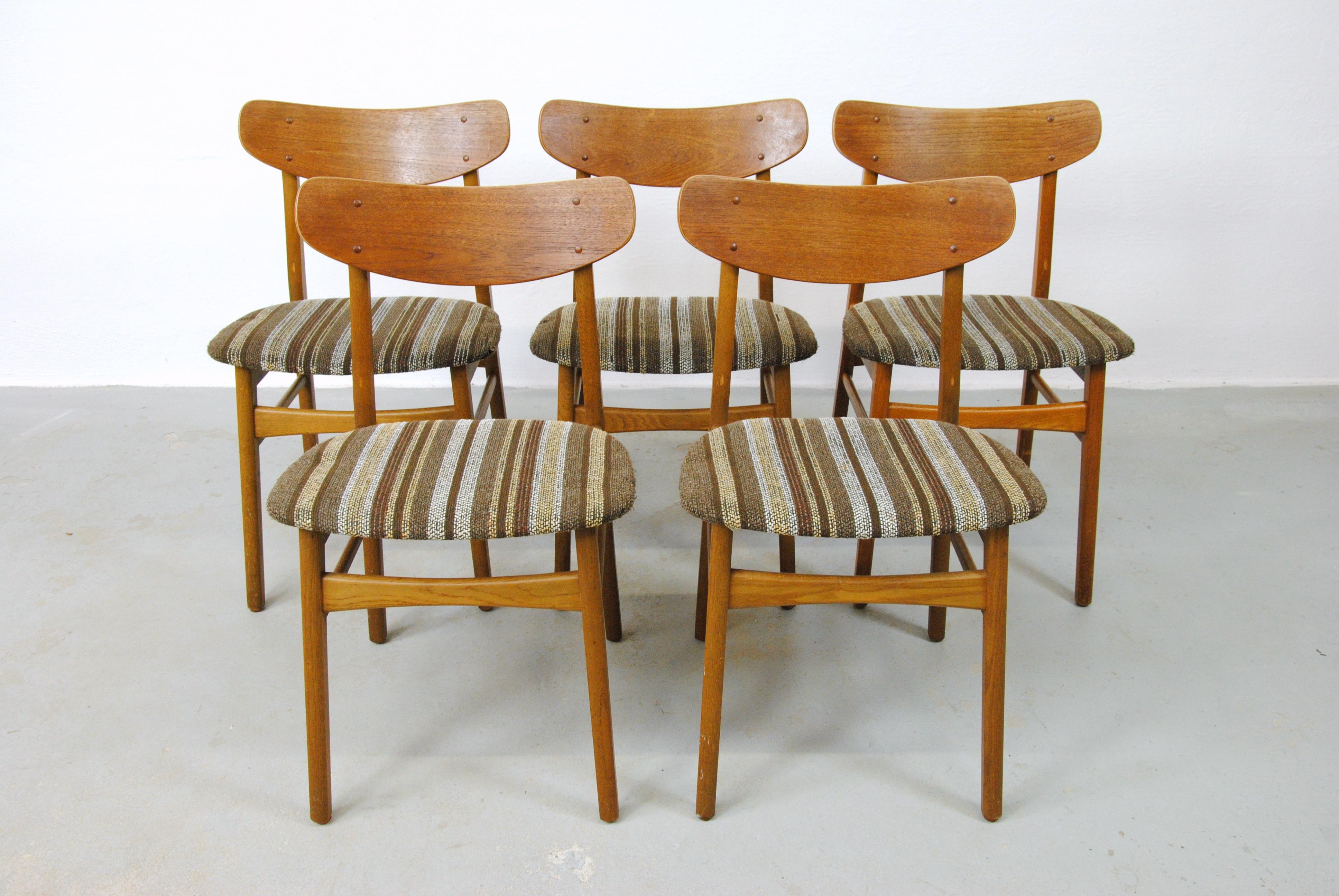 Ensemble de 5 chaises de salle à manger vintage danoises en teck datant des années 1960.

Les chaises ont été vérifiées par notre ébéniste afin de s'assurer de leur bon état d'origine.