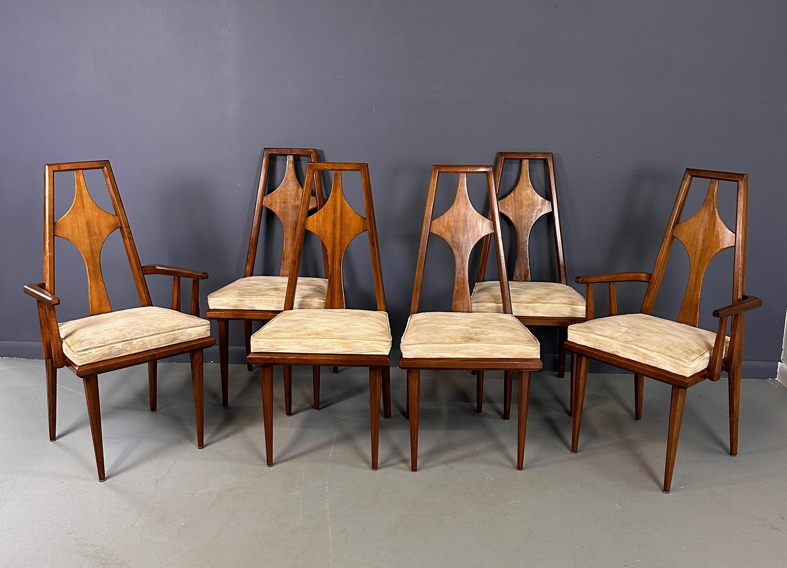 Eleva la tua esperienza culinaria con il nostro raffinato set di 6 sedie da pranzo 1960s. Realizzate a mano da Edmond J. Spence, queste sedie moderne svedesi vantano una splendida finitura in noce e un design sfaccettato. Perfetto per aggiungere un
