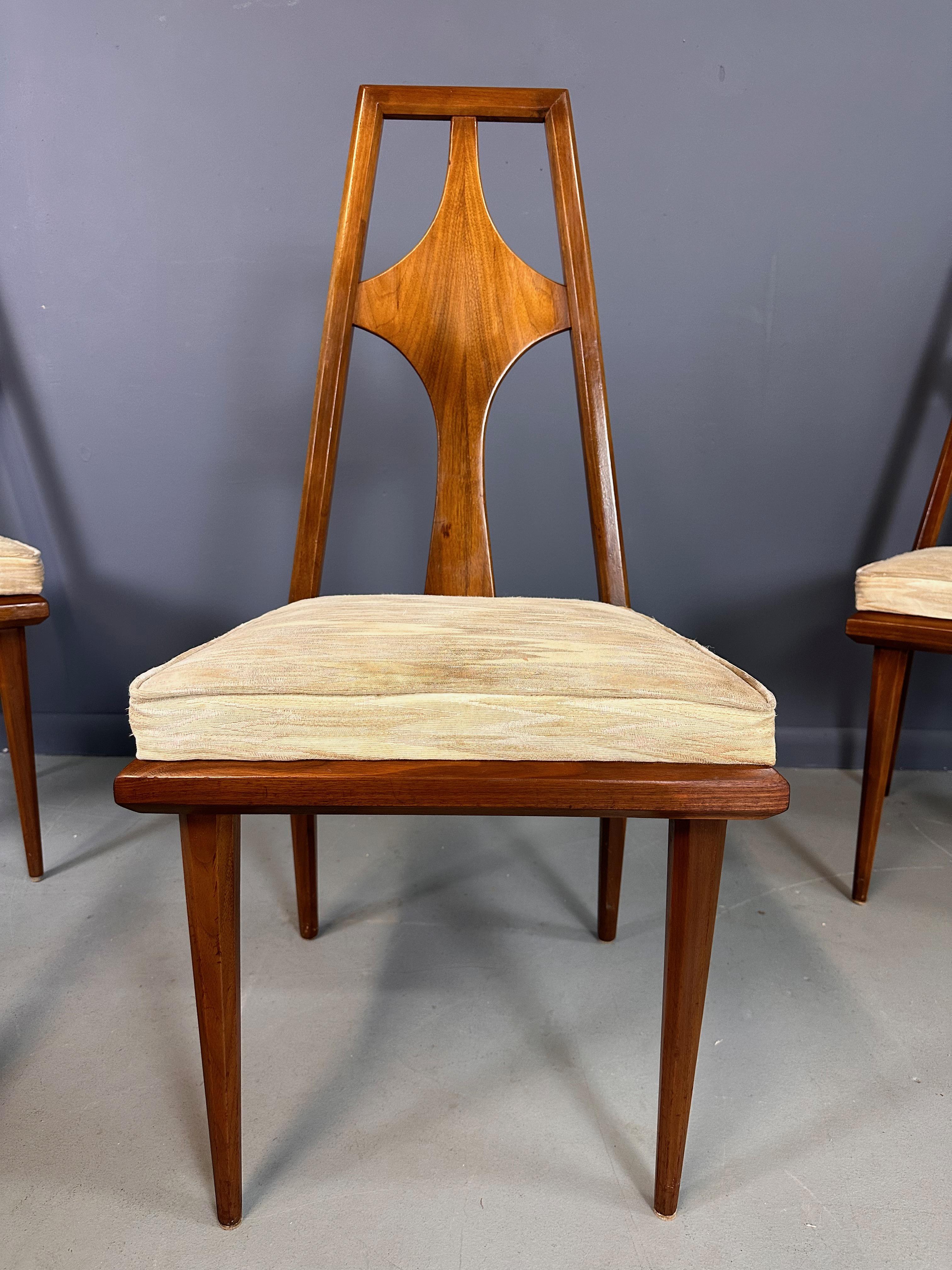 Set di 6 sedie da pranzo in legno di noce Edmond J. Spence degli anni '60 In condizioni buone in vendita a Philadelphia, PA
