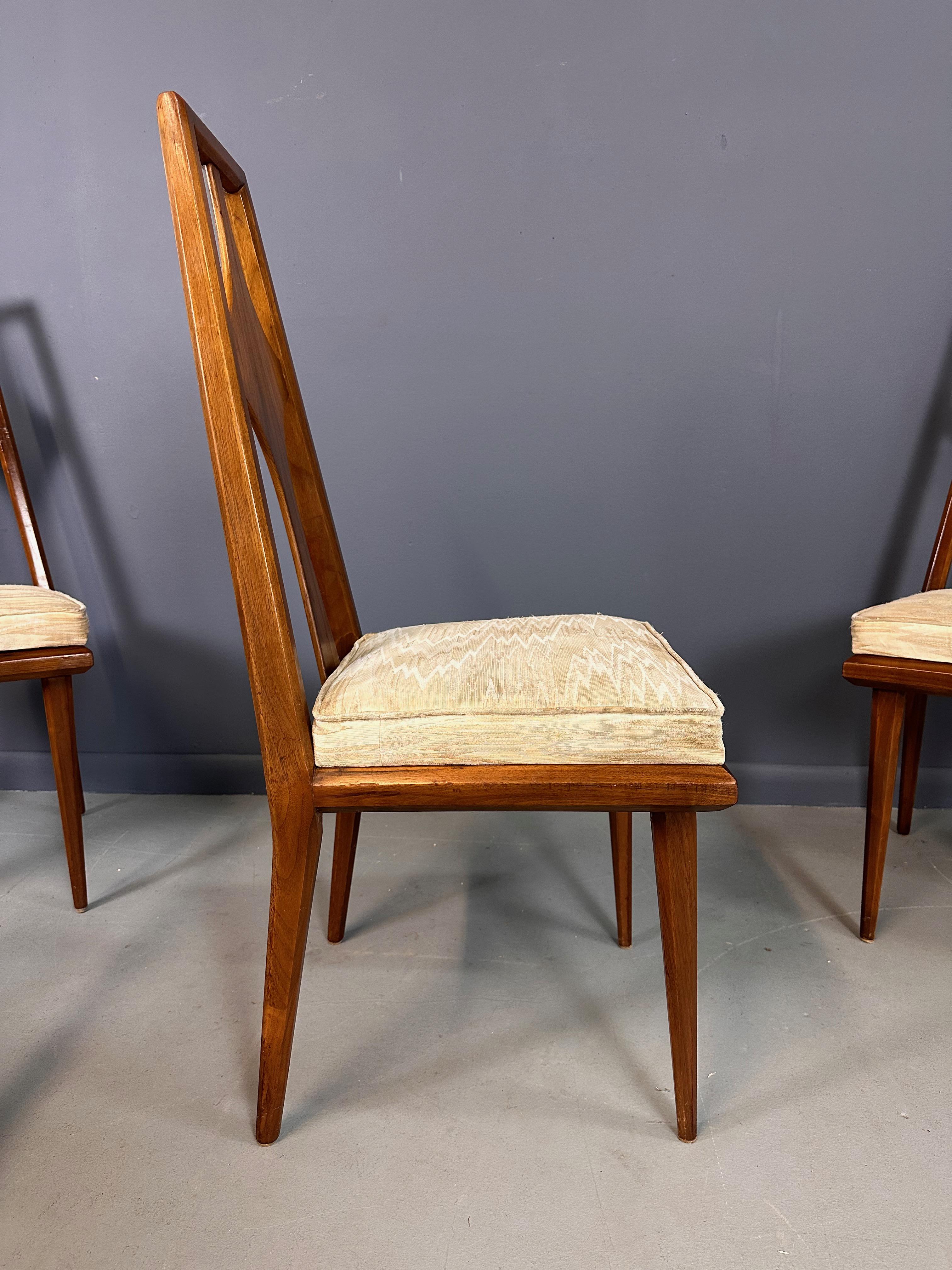 XX secolo Set di 6 sedie da pranzo in legno di noce Edmond J. Spence degli anni '60 in vendita