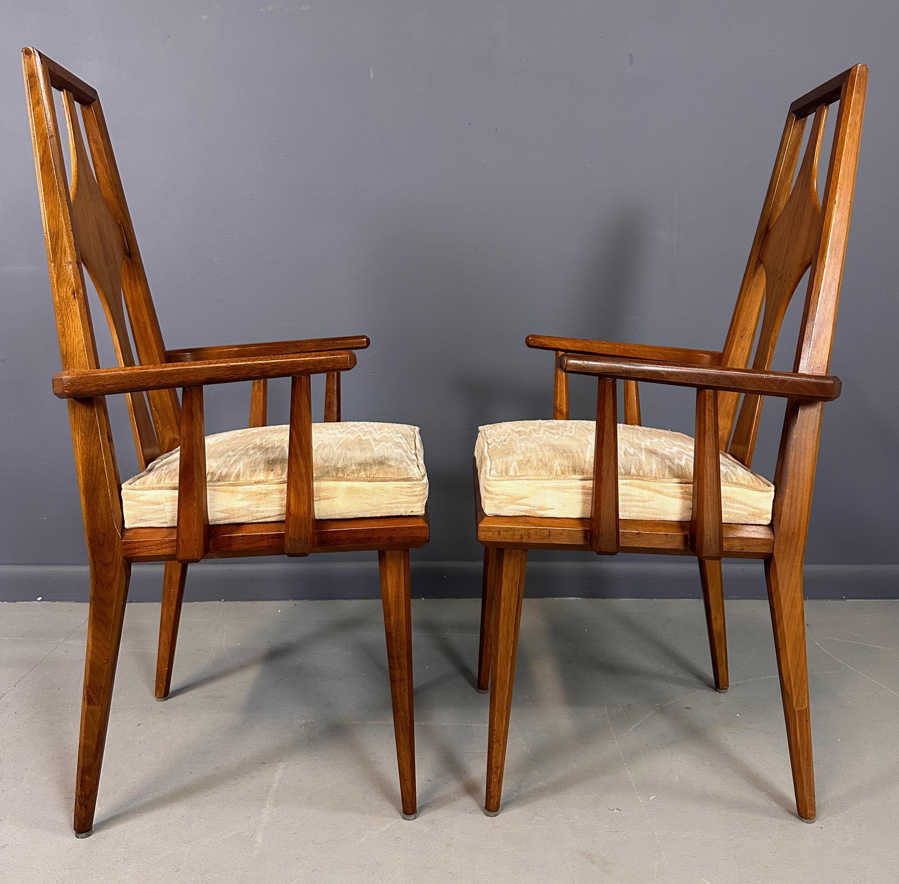 Set di 6 sedie da pranzo in legno di noce Edmond J. Spence degli anni '60 in vendita 1