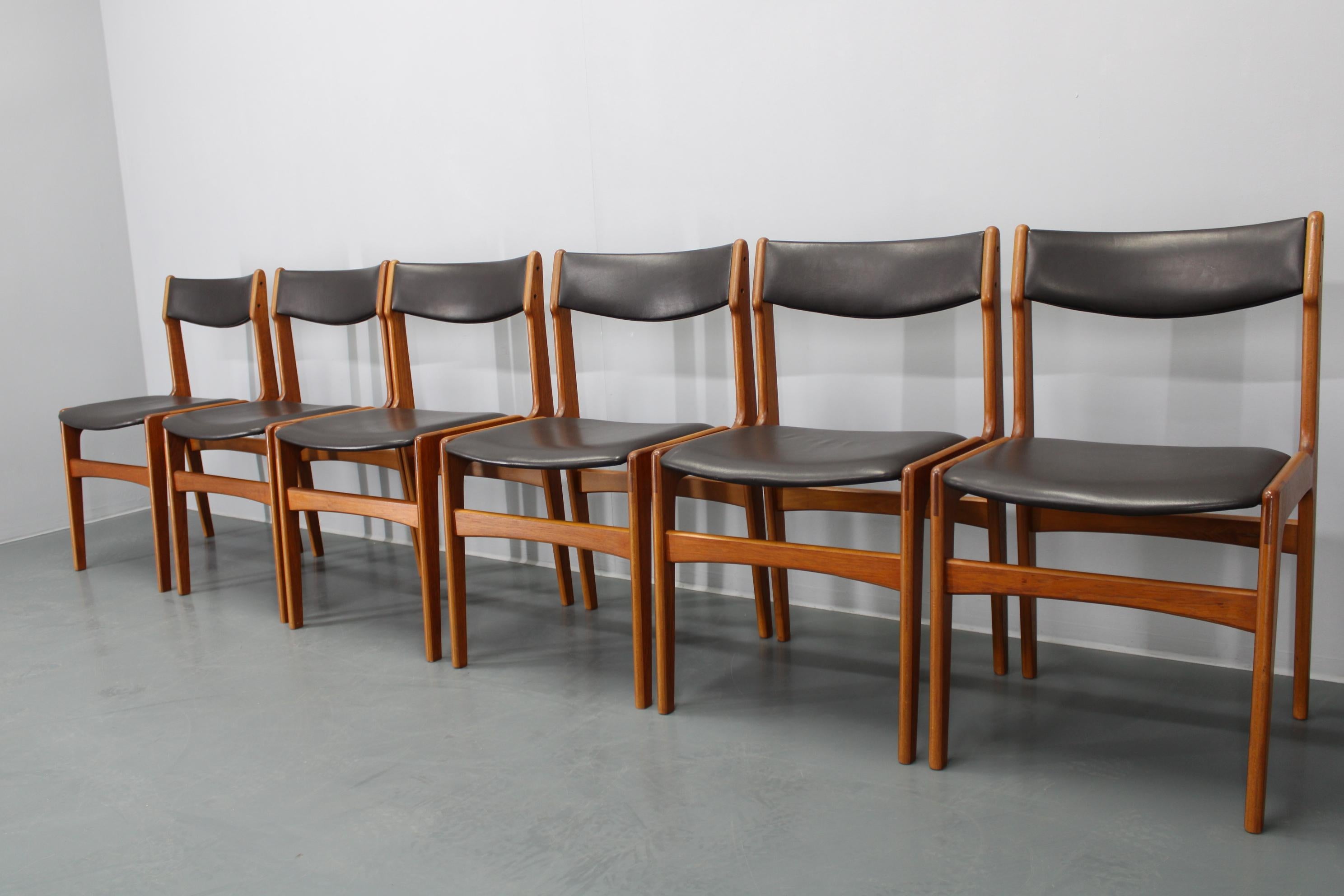 Mid-Century moderno Set di 6 sedie da pranzo in teak anni '60 in similpelle, Danimarca in vendita