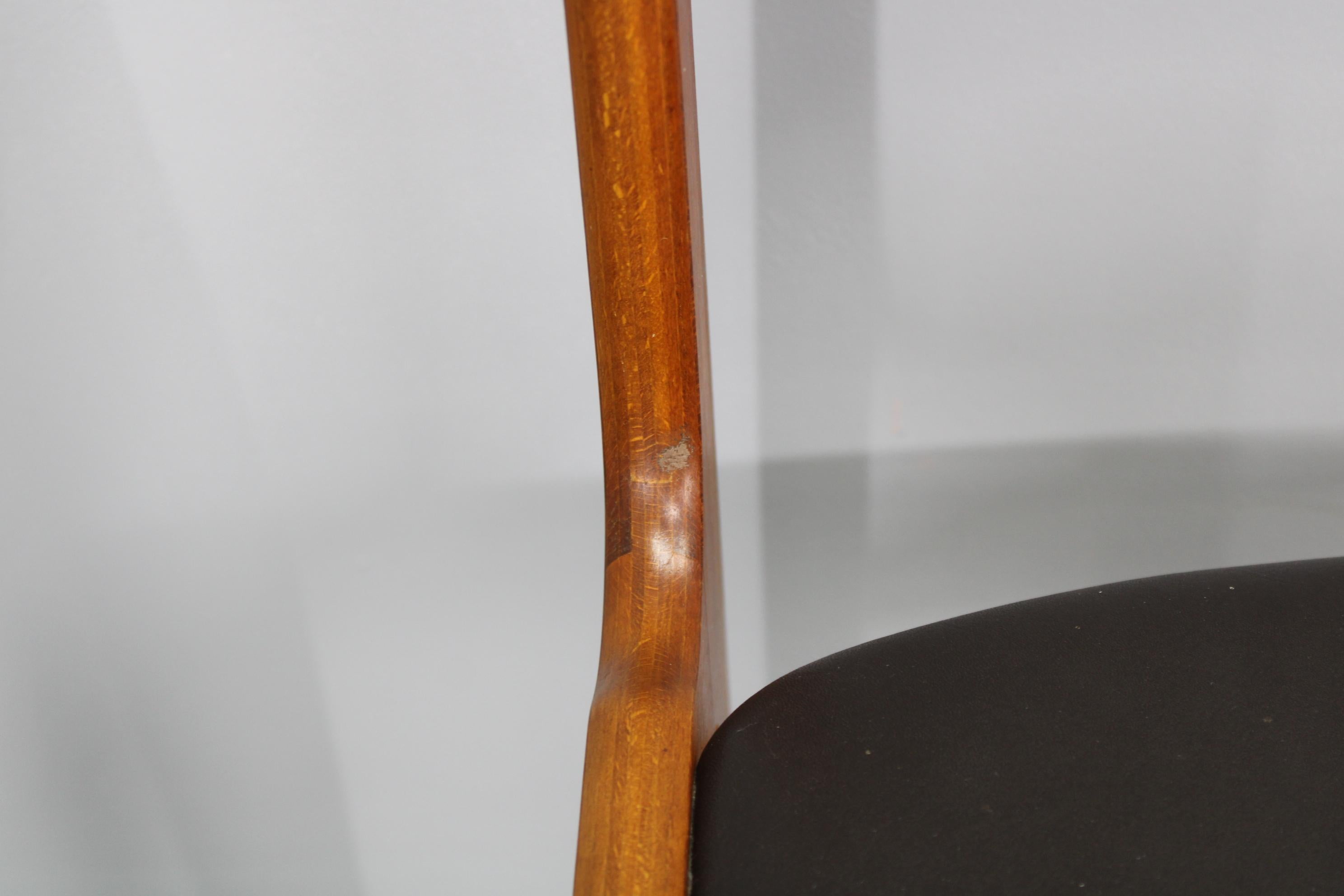 Legno Set di 6 sedie da pranzo in teak anni '60 in similpelle, Danimarca in vendita