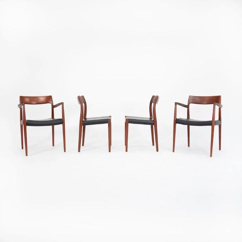 Il s'agit d'un ensemble de huit chaises de salle à manger en teck, conçues par Niels Otto Møller pour I.L.A. Møllers Møbelfabrik en 1959. Cet ensemble particulier a été fabriqué au Danemark vers le milieu des années 1960. Ces chaises sont en très