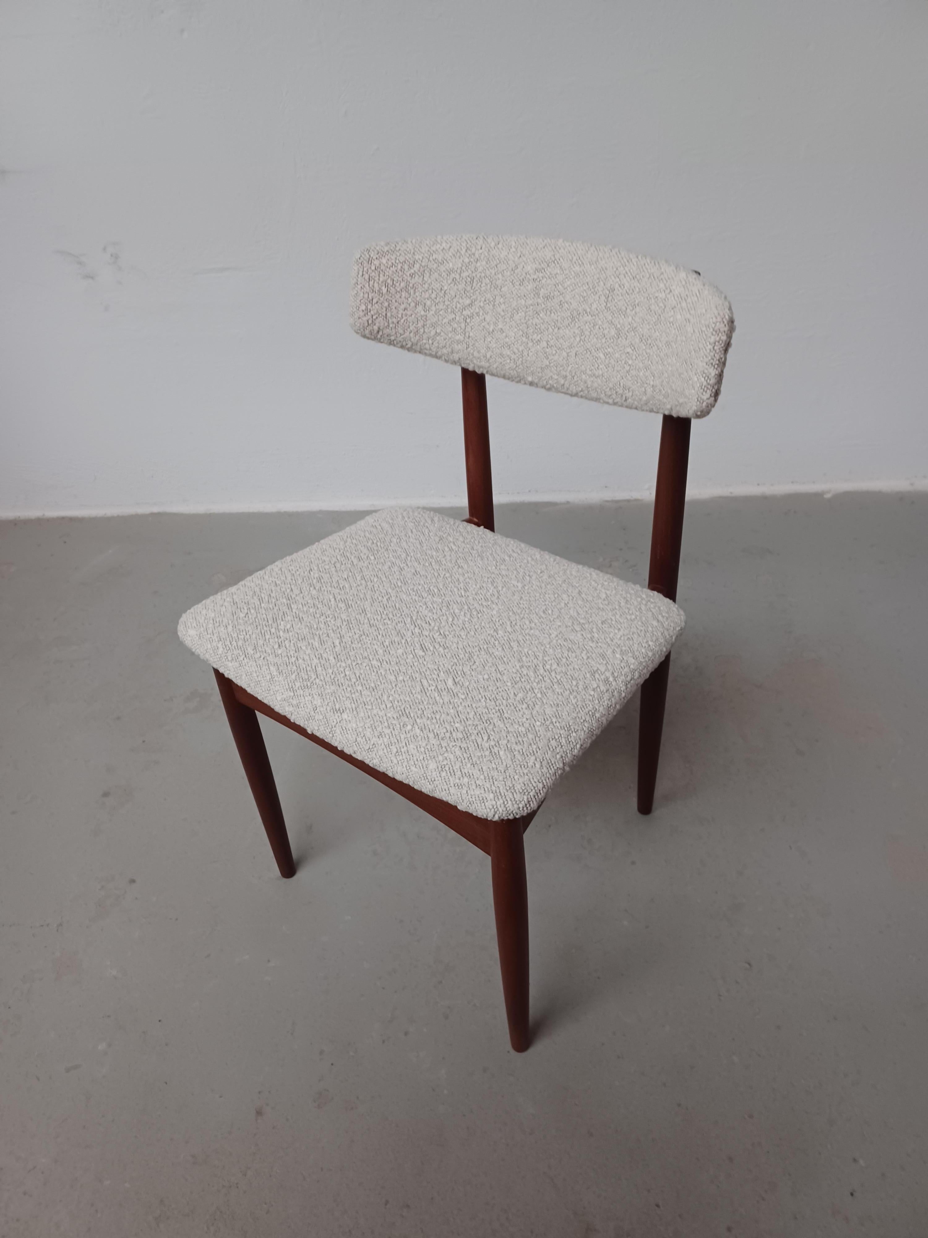 Scandinavo moderno Set di sei sedie da pranzo danesi degli anni '60 in teak e tessuto boucle in vendita