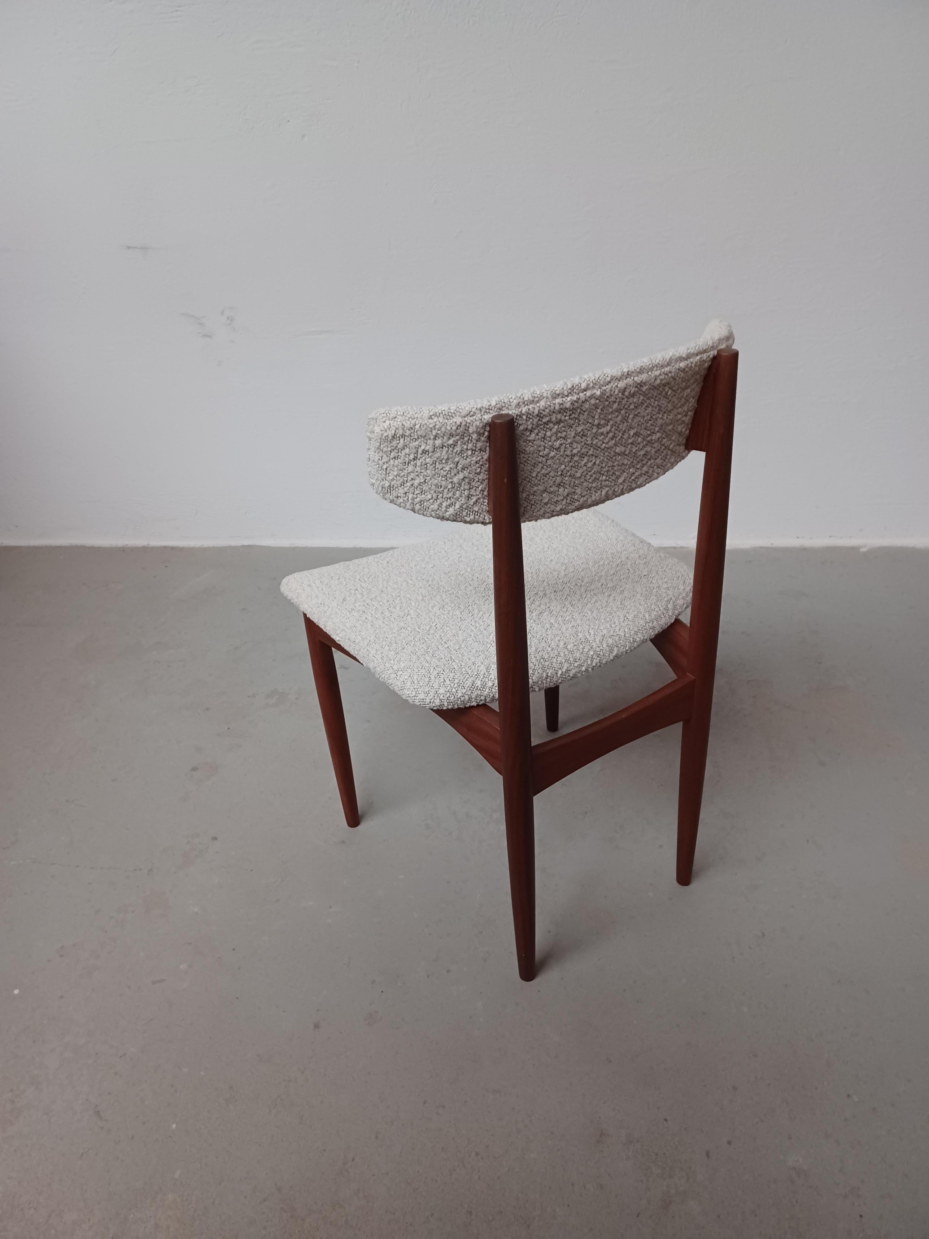Set di sei sedie da pranzo danesi degli anni '60 in teak e tessuto boucle In condizioni ottime in vendita a Knebel, DK