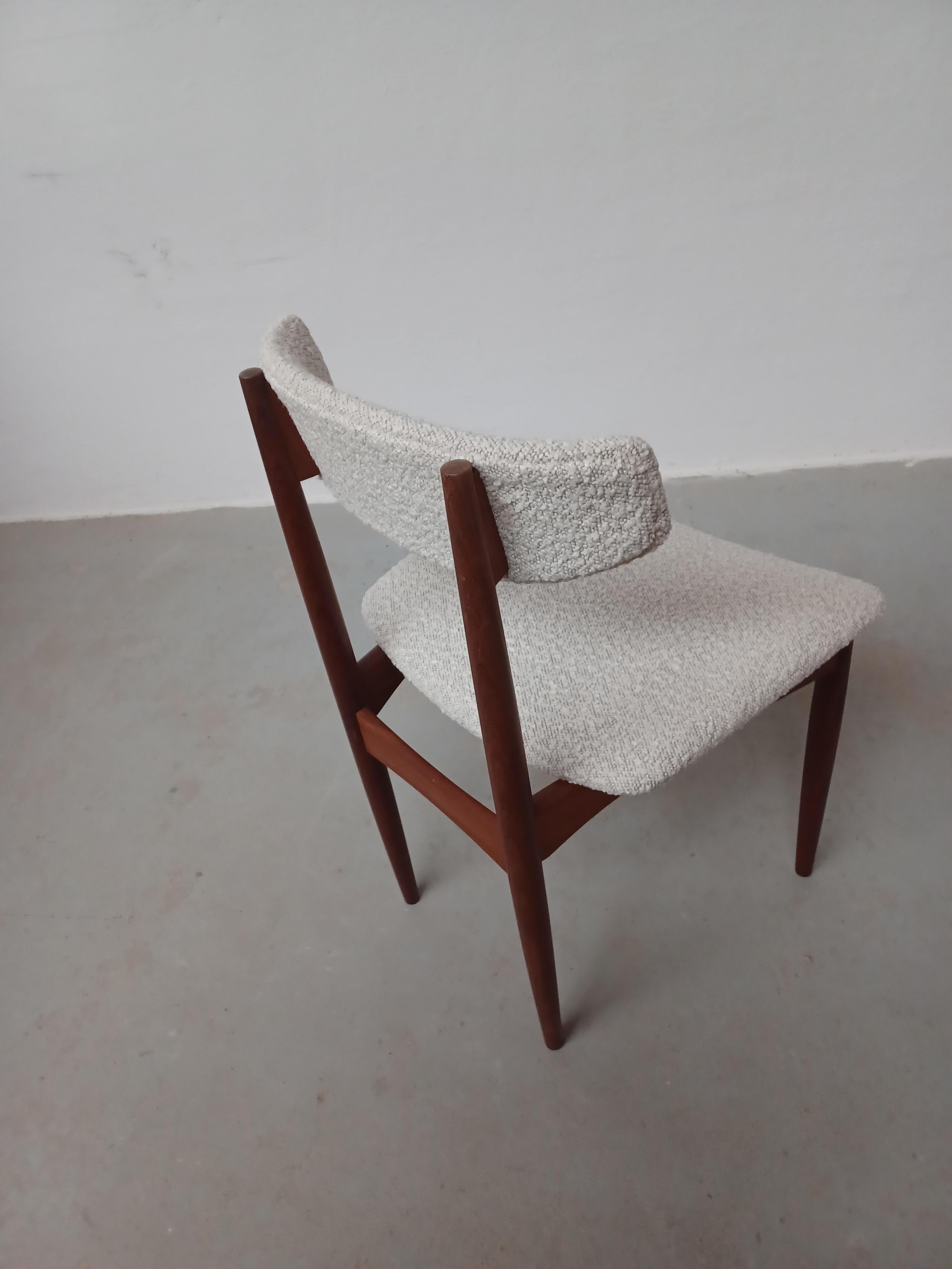 Teak Set di sei sedie da pranzo danesi degli anni '60 in teak e tessuto boucle in vendita