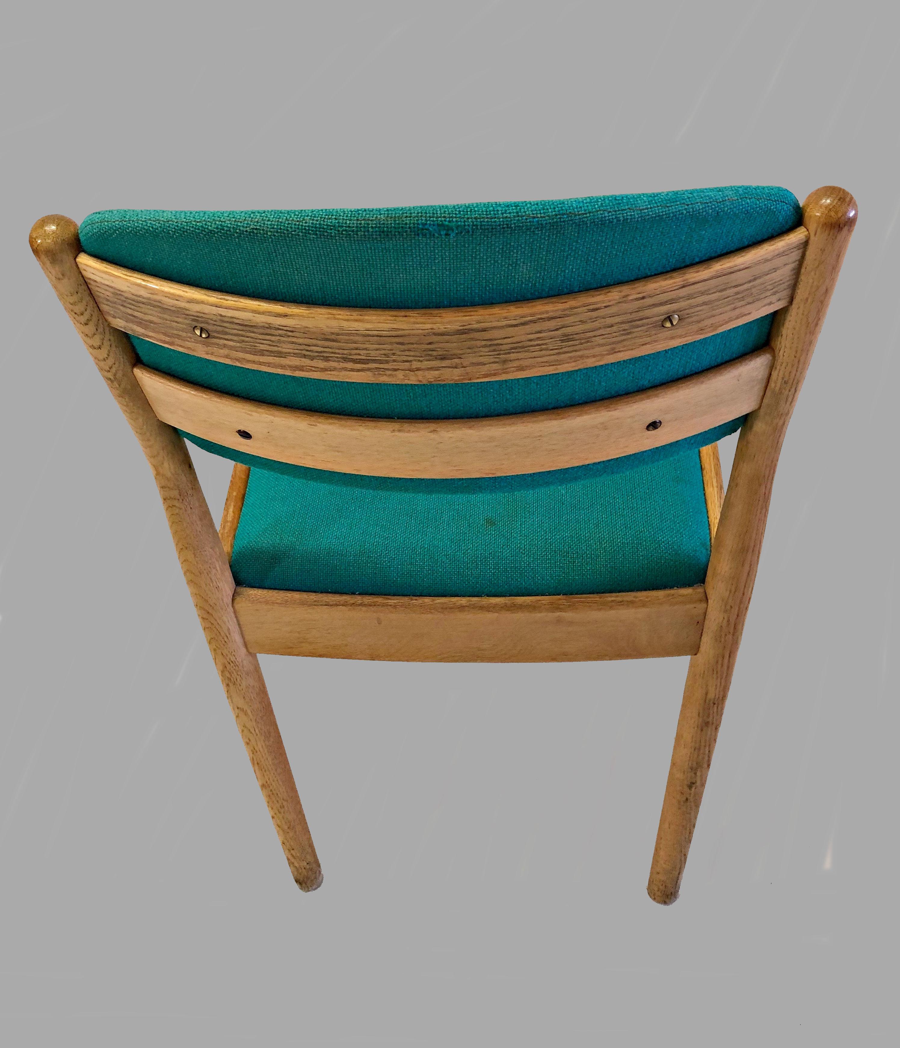 Ensemble de huit chaises de salle à manger Poul Volther en chêne à retapissage, Inc. en vente 1