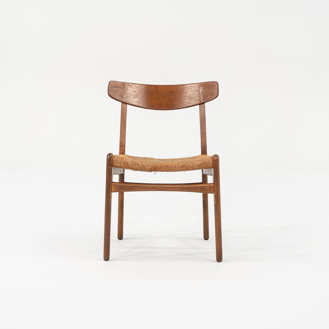 Si tratta di un raffinato set di otto sedie da pranzo CH23 in quercia e corda di carta, disegnate inizialmente da Hans Wegner per Carl Hansen nel 1950. Questi esempi particolari risalgono agli anni '60. I sedili in carta arrotolata sono stati