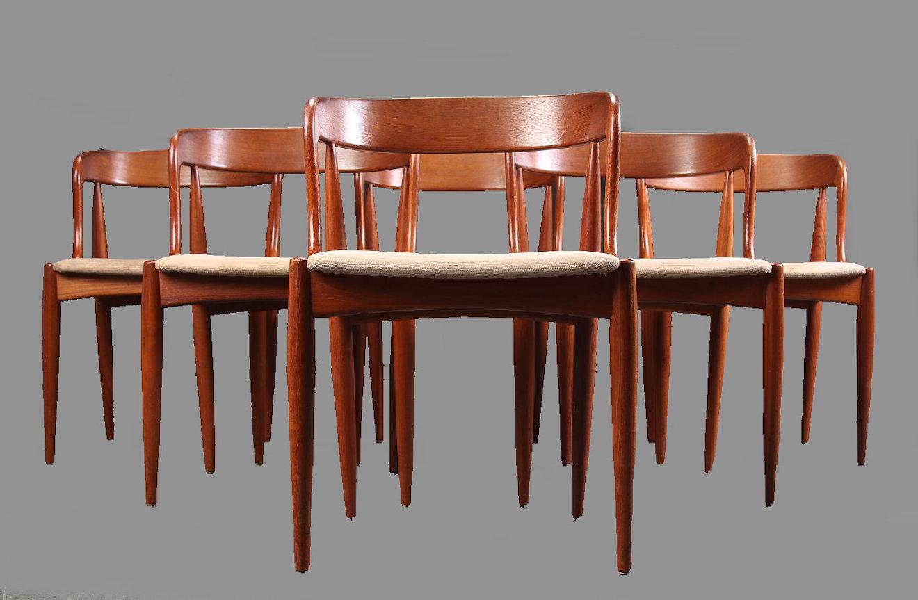 Set of eight organic shaped dining chairs in teak designed by the Danish designer Johannes Andersen for Uldum Møbelfabrik in 1965.

The comfortable chairs features a solid carefully shaped teak frame with lots of organic shapes that mingle into each