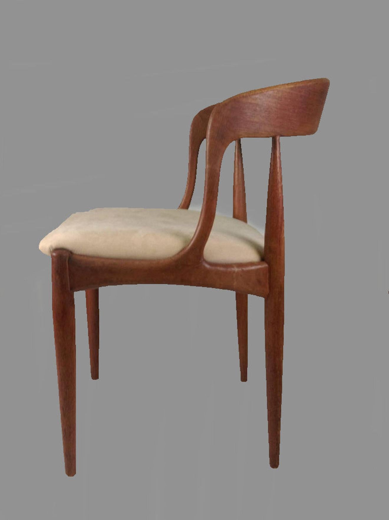 1960s Set of Eight Johannes Andersen Dining Chairs in Teak Inc. Reupholstery In Good Condition In Knebel, DK