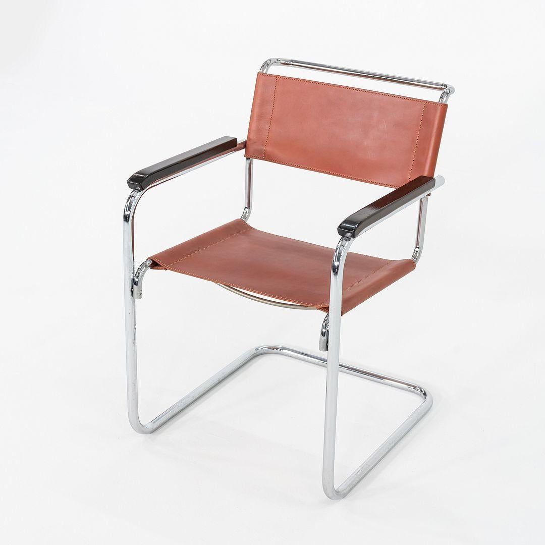 Questo è un set di otto sedie da pranzo a sbalzo B33 e B34, originariamente disegnate da Marcel Breuer nel 1928. Questi esemplari in particolare sono stati prodotti da Thonet negli anni '60. Presentano un telaio tubolare in acciaio con nuove selle