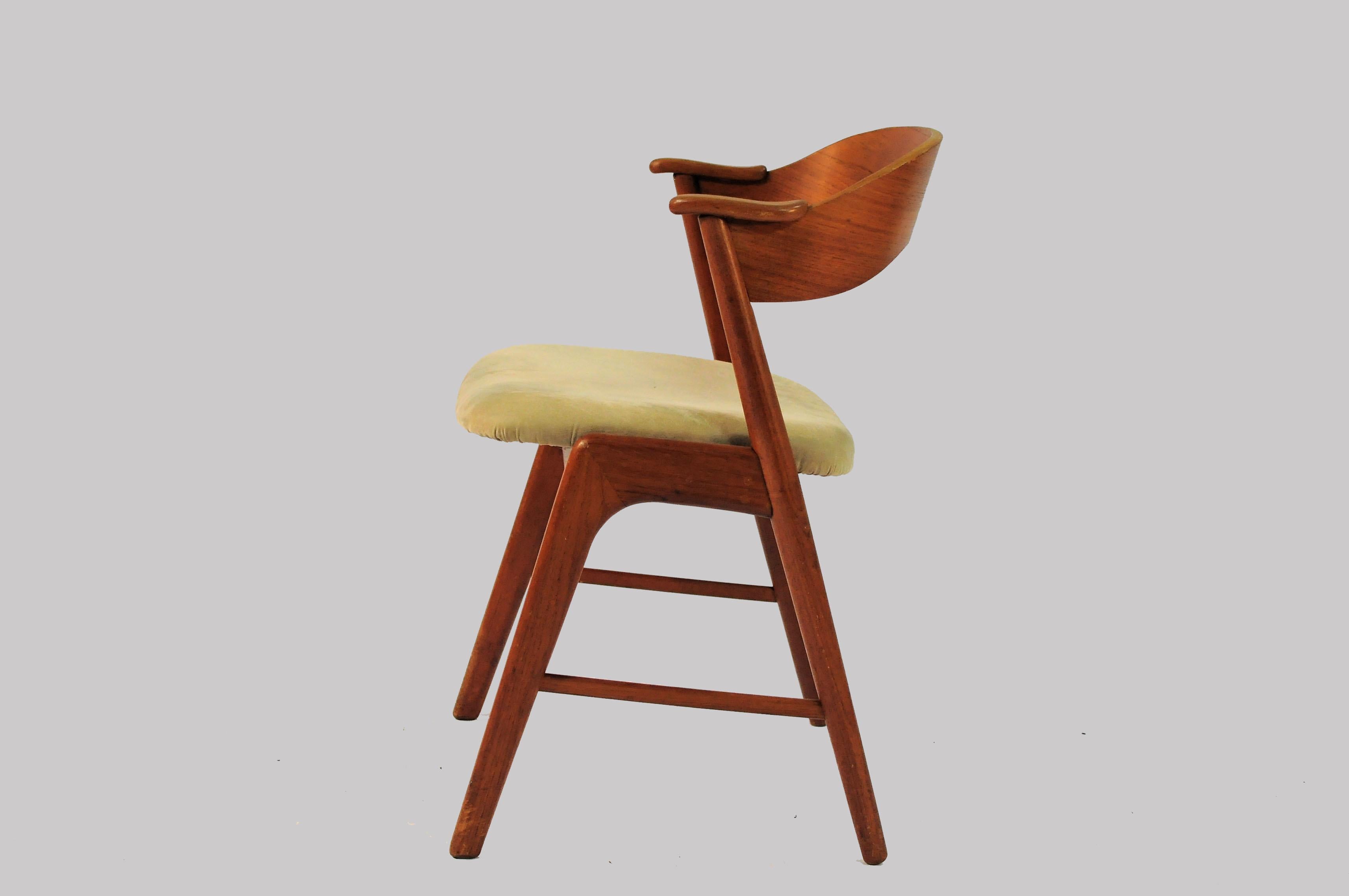 Scandinave moderne Jeu de huit chaises de salle à manger en teck des années 1960 connu sous le nom de modèle 32, rembourrage sur mesure en vente