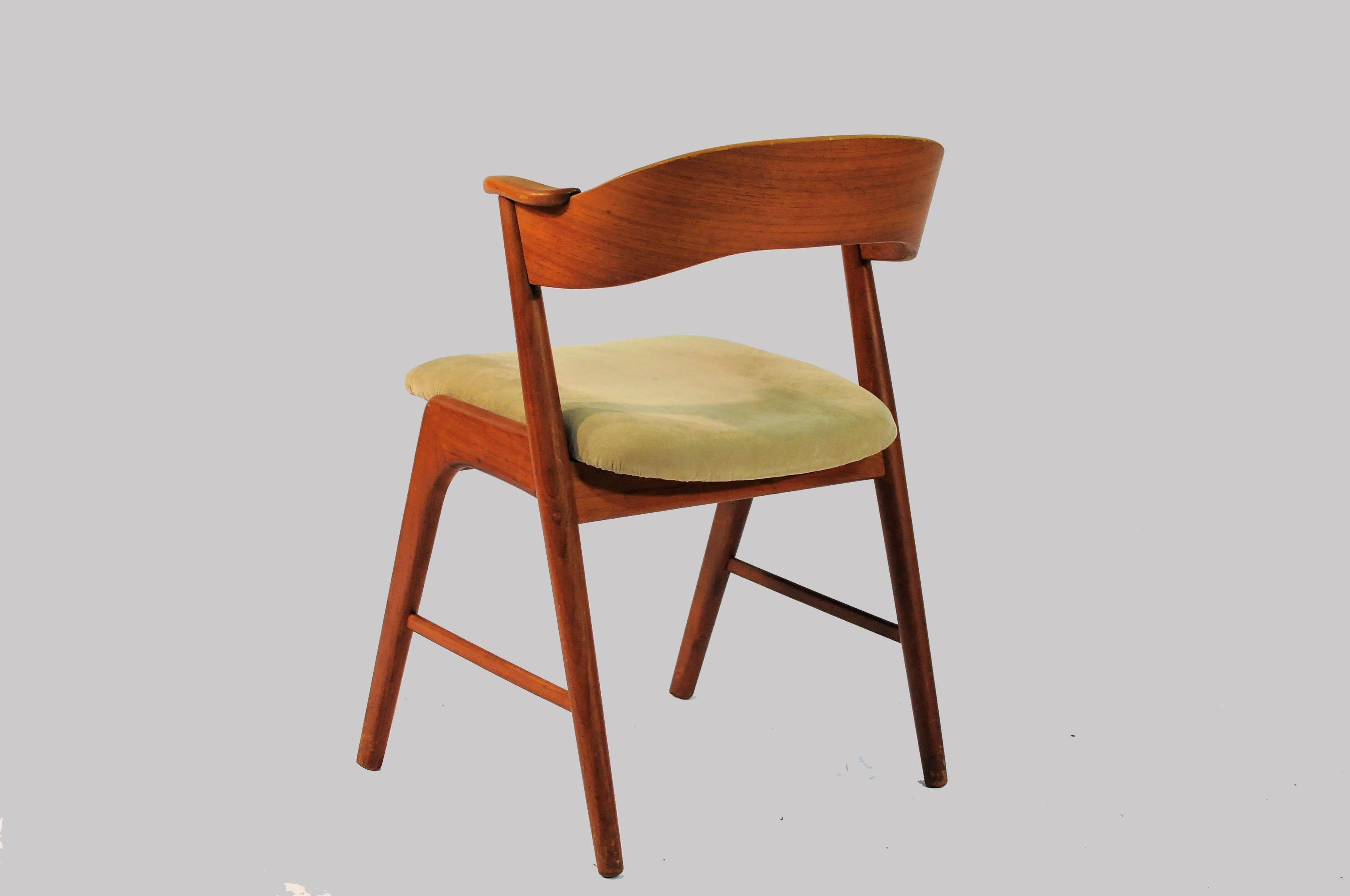 Danish 1960s Set of Eight Teak Dining Chairs Known as Model 32, Custom Upholstery For Sale