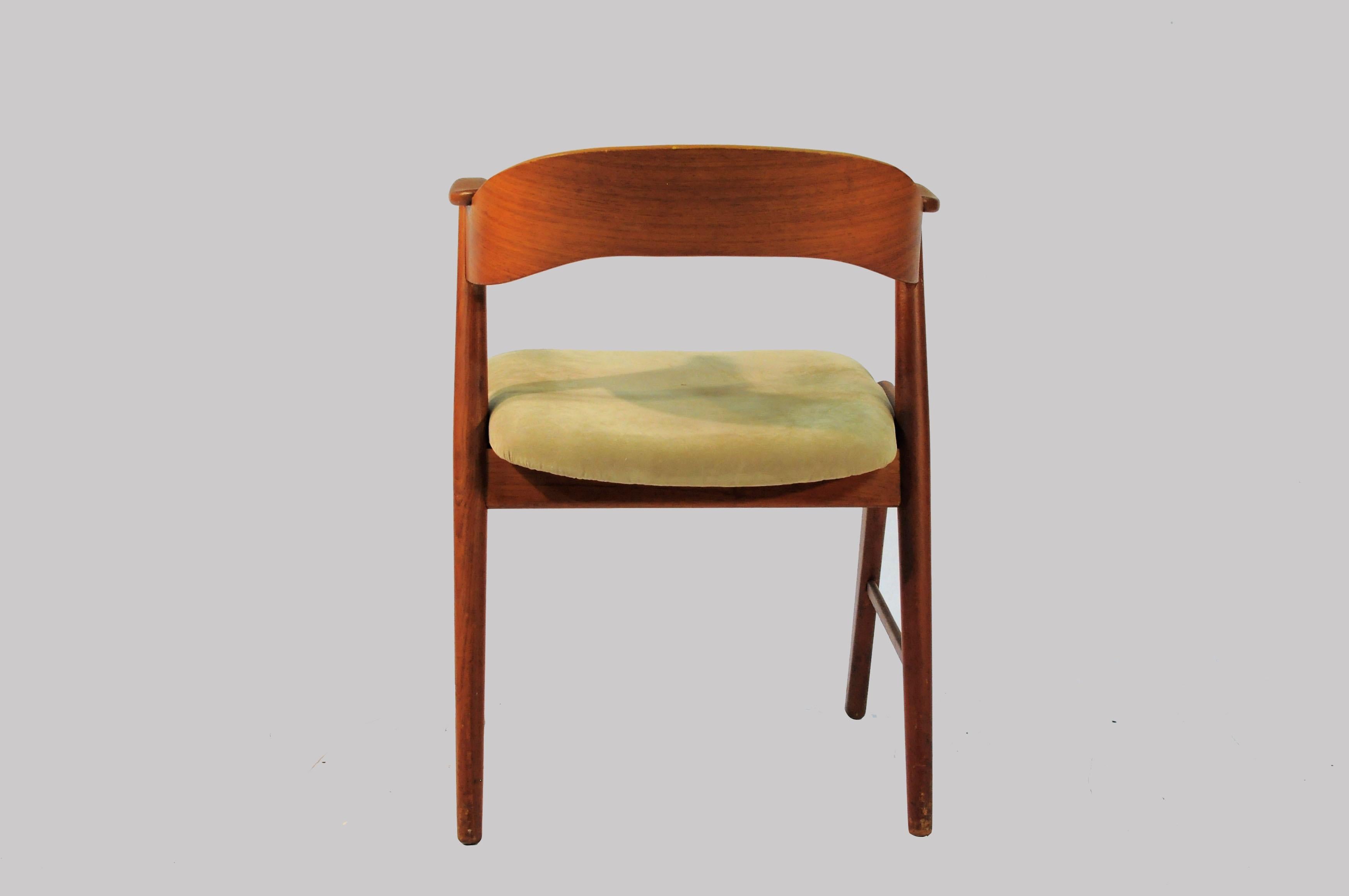 1960s Set of Eight Teak Dining Chairs Known as Model 32, Custom Upholstery In Good Condition For Sale In Knebel, DK