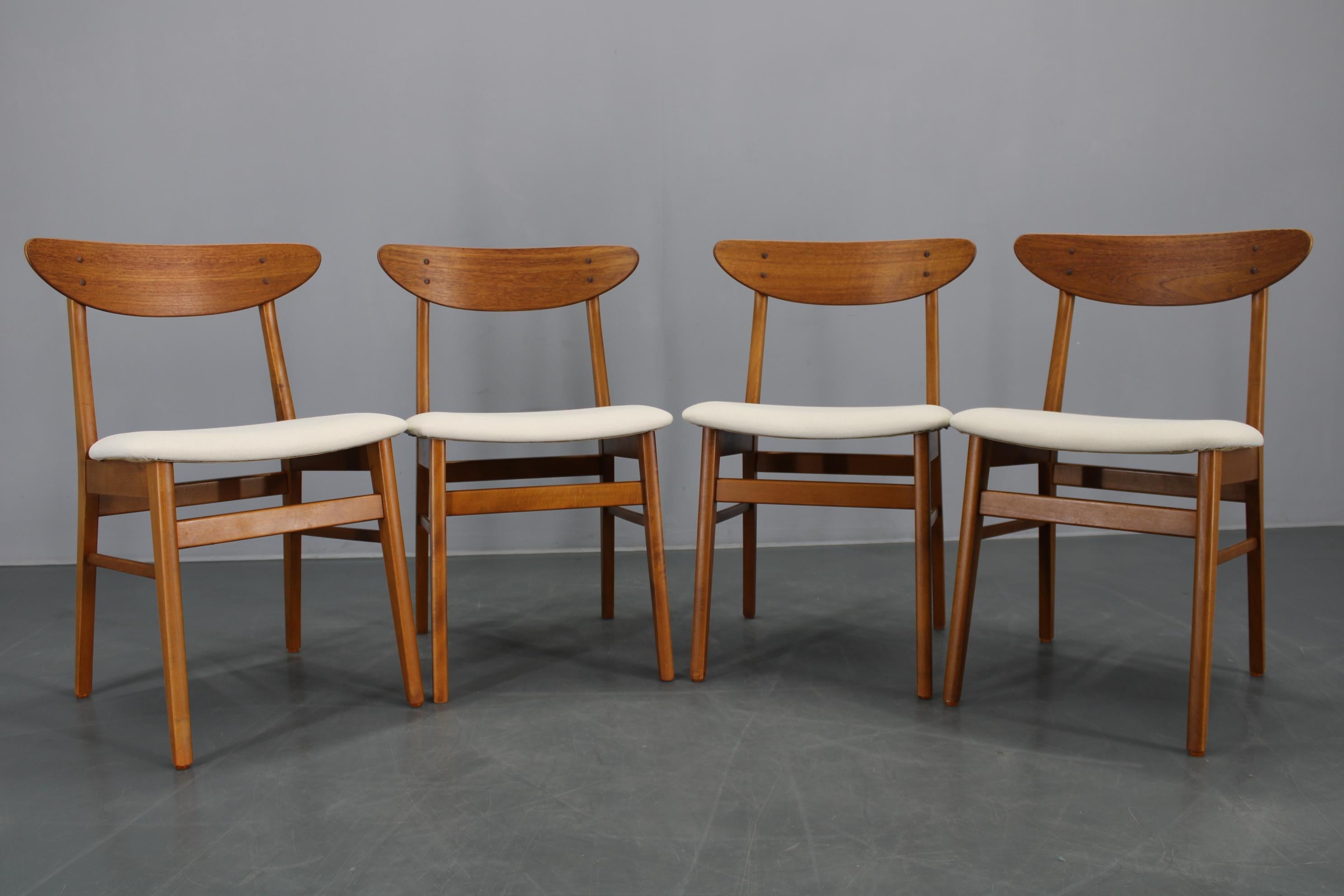 - Ristrutturato con cura 
- Rivestito di recente 
- Telaio in legno di faggio massiccio 
- Altezza della seduta 47 cm
