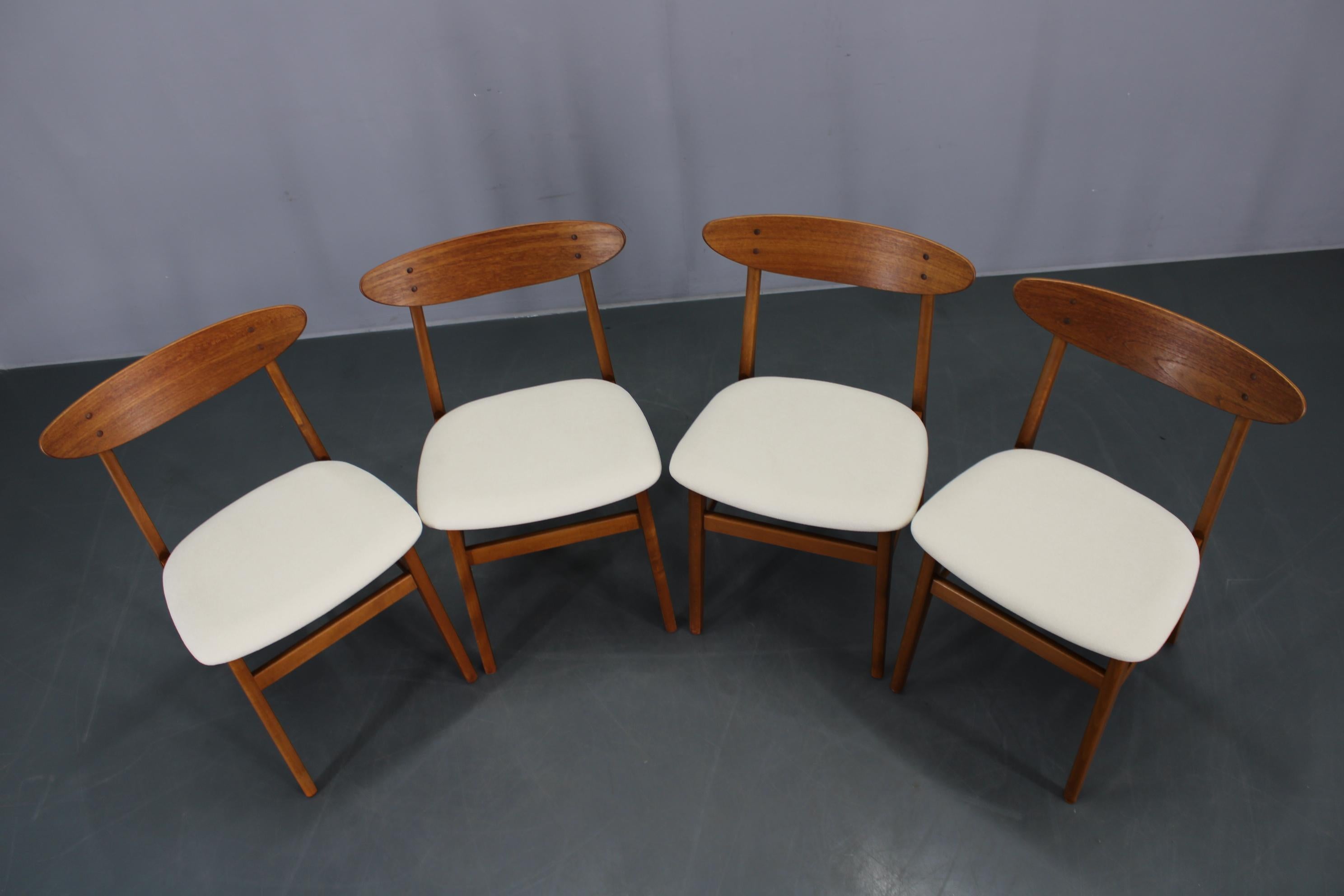 Mid-Century moderno Set di cinque sedie da pranzo in teak restaurate degli anni '60 di Fastrup, Danimarca in vendita