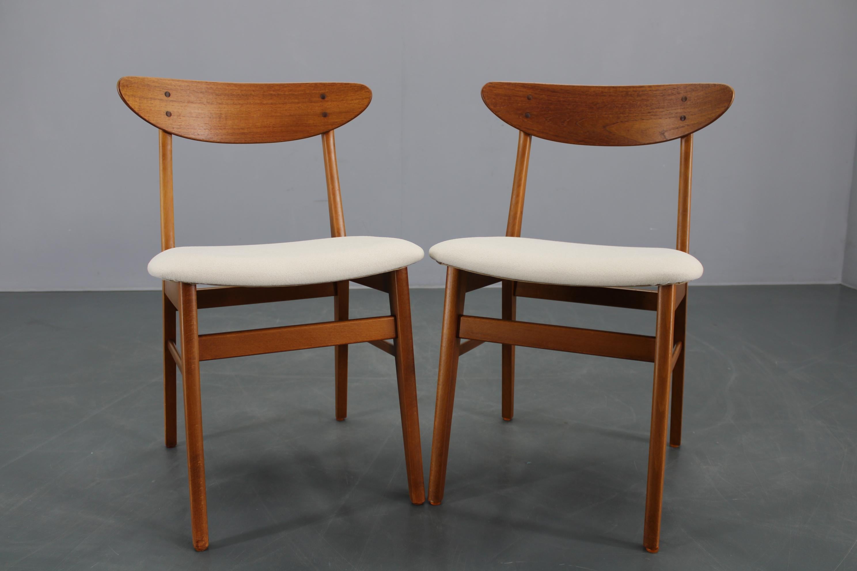 Danese Set di cinque sedie da pranzo in teak restaurate degli anni '60 di Fastrup, Danimarca in vendita