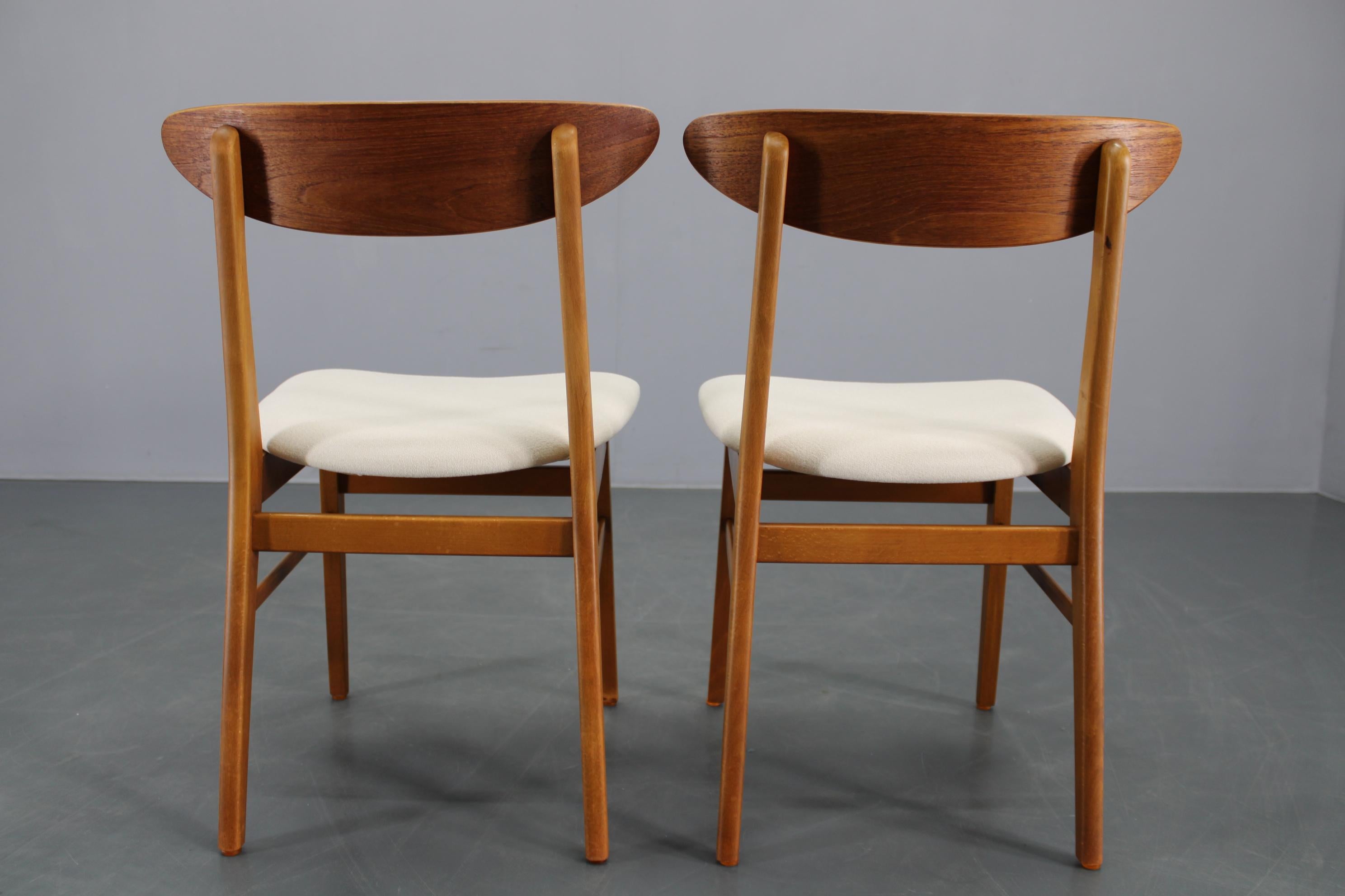 Legno Set di cinque sedie da pranzo in teak restaurate degli anni '60 di Fastrup, Danimarca in vendita