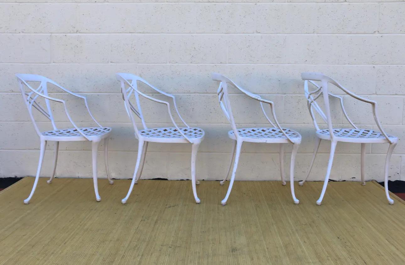 Bellissimo set vintage di quattro sedie da patio disegnate da Brown Jordan e realizzate in alluminio. Sono originari degli anni '60. Sono molto robusti e belli da vedere. Sono vintage e quindi presentano alcuni graffi dovuti all'età e all'uso. Non è