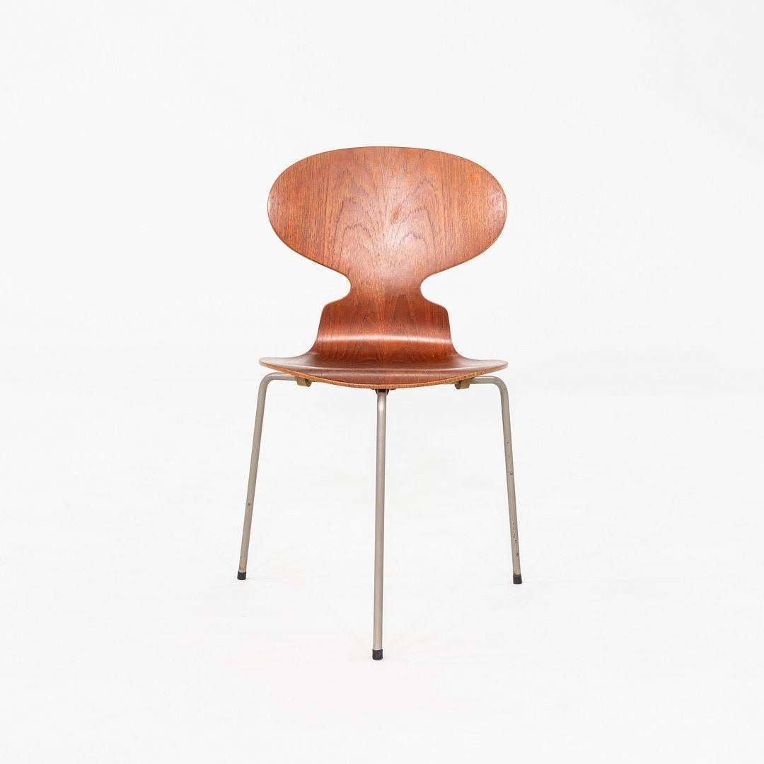 Il s'agit d'un ensemble de quatre chaises Fourmi à trois pieds, conçues à l'origine par Arne Jacobsen pour Fritz Hansen en 1952. Ces exemples particuliers ont été produits au Danemark dans les années 1960. Ils présentent des coques en placage de