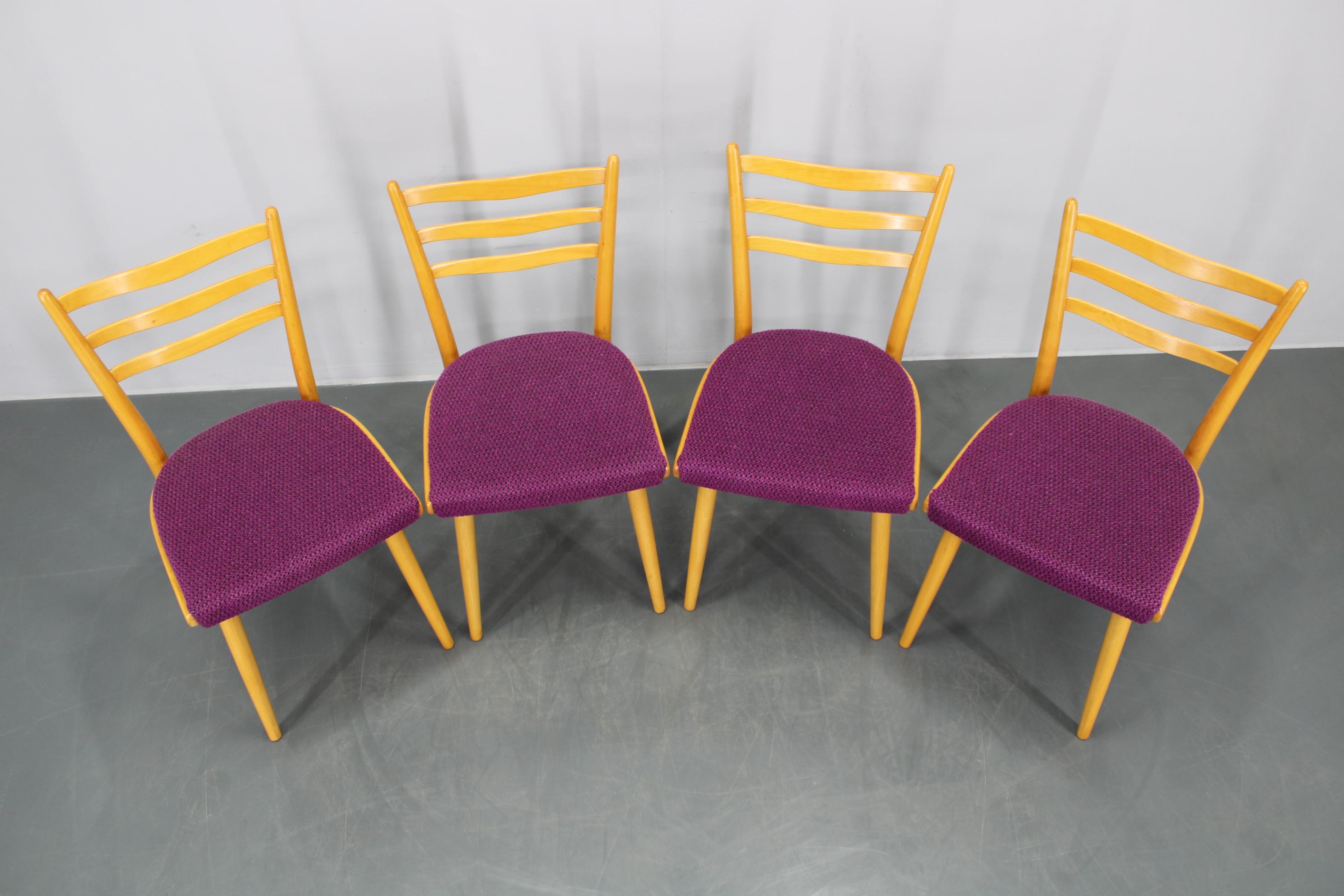 1960s Ensemble de quatre chaises de salle à manger en Beeche, Tchécoslovaquie Bon état - En vente à Praha, CZ