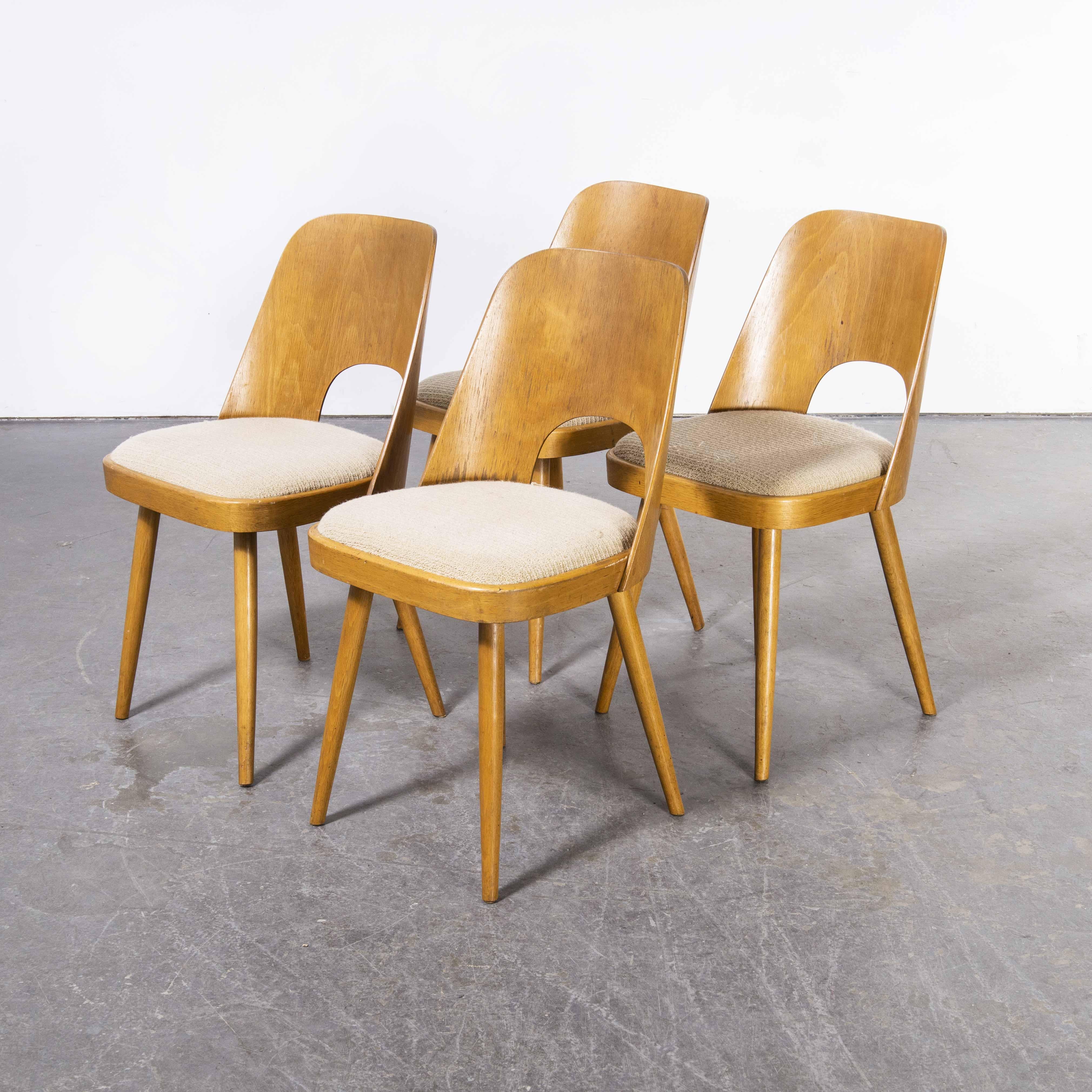 1960's Set von vier gepolsterten Esszimmerstühlen aus Buche - Oswald Haerdtl
1960's Set von vier gepolsterten Esszimmerstühlen - Oswald Haerdtl. Diese Stühle wurden von der berühmten tschechischen Firma Ton hergestellt, die auch heute noch tätig