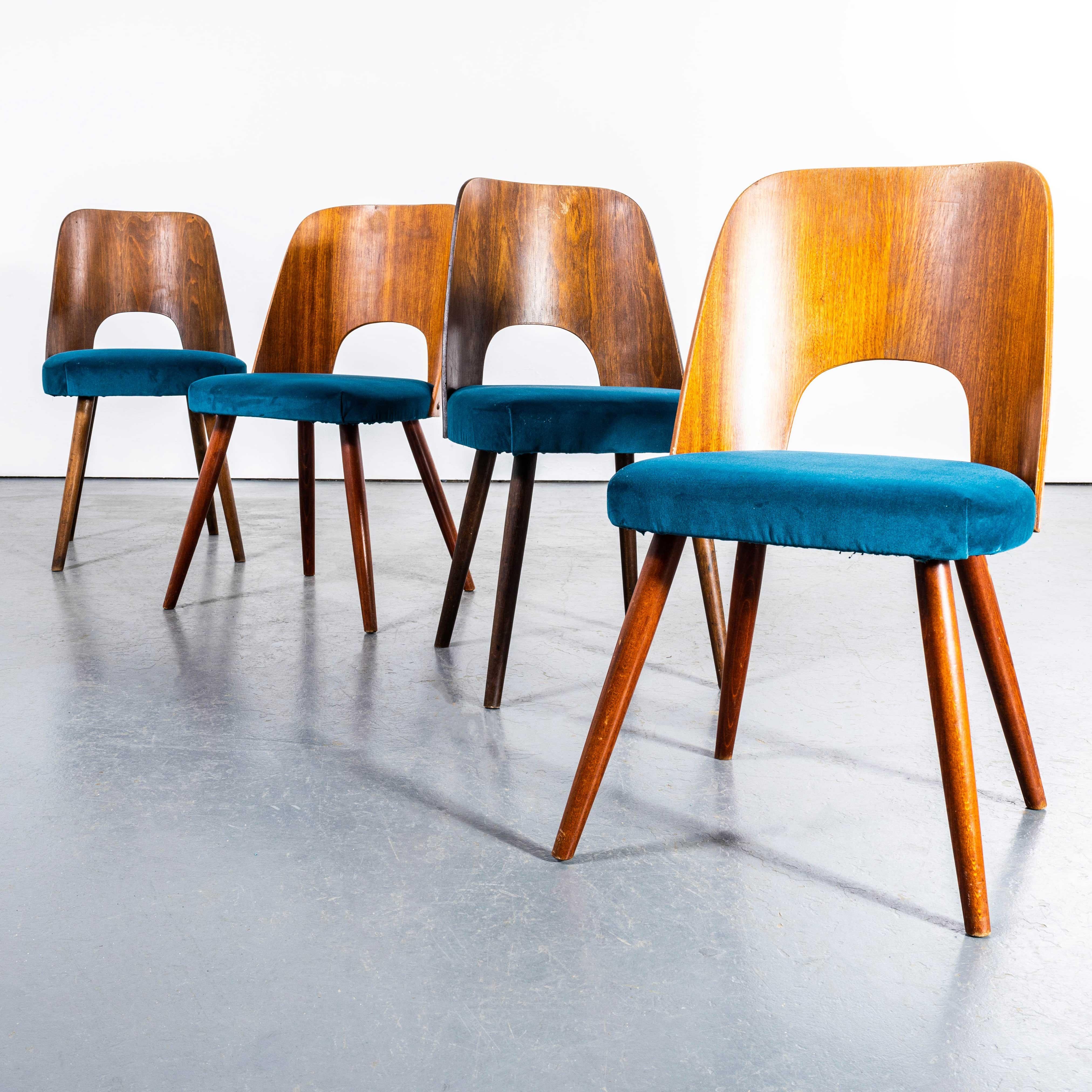 1960's Set von vier blauen gepolsterten Esszimmerstühlen - Oswald Haerdtl. 

Diese Stühle wurden von der berühmten tschechischen Firma Ton hergestellt, die auch heute noch tätig ist und schöne Möbel herstellt. Sie ist ein Ableger von Thonet. Dieses