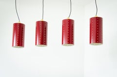 1960's Ensemble de quatre lampes de plafond avec abat-jour en métal peint et coupelle en laiton