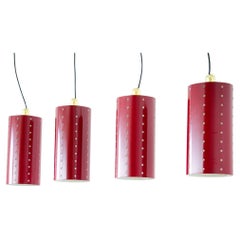 1960's Ensemble de quatre lampes de plafond avec abat-jour en métal peint et coupelle en laiton