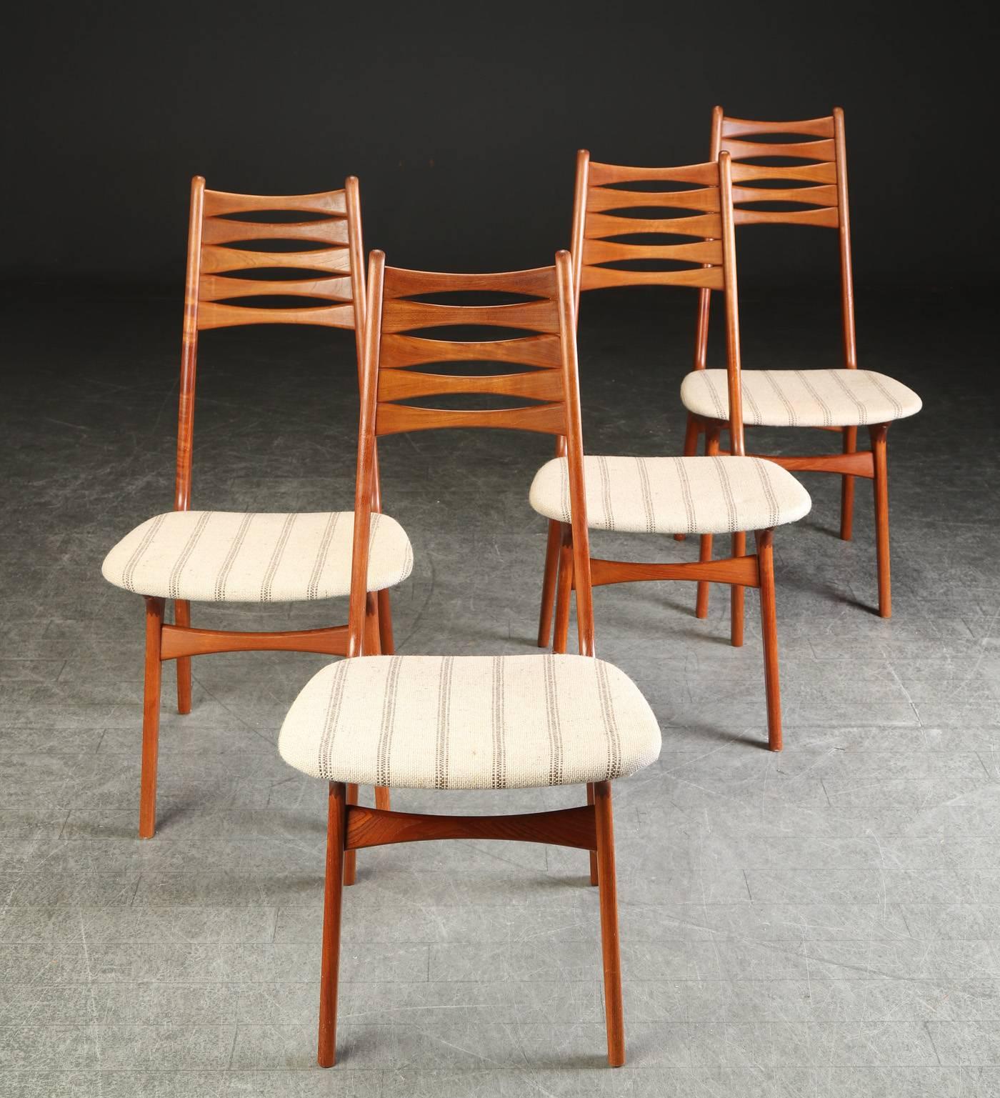 Sculptural model 83 dining chairs designed by Niels Møller in the 1960´s with ample seat pad and high backs with trademark elongated spaces between the back braces. With a flowing organic design, the natural teak grains flow seamlessly throughout