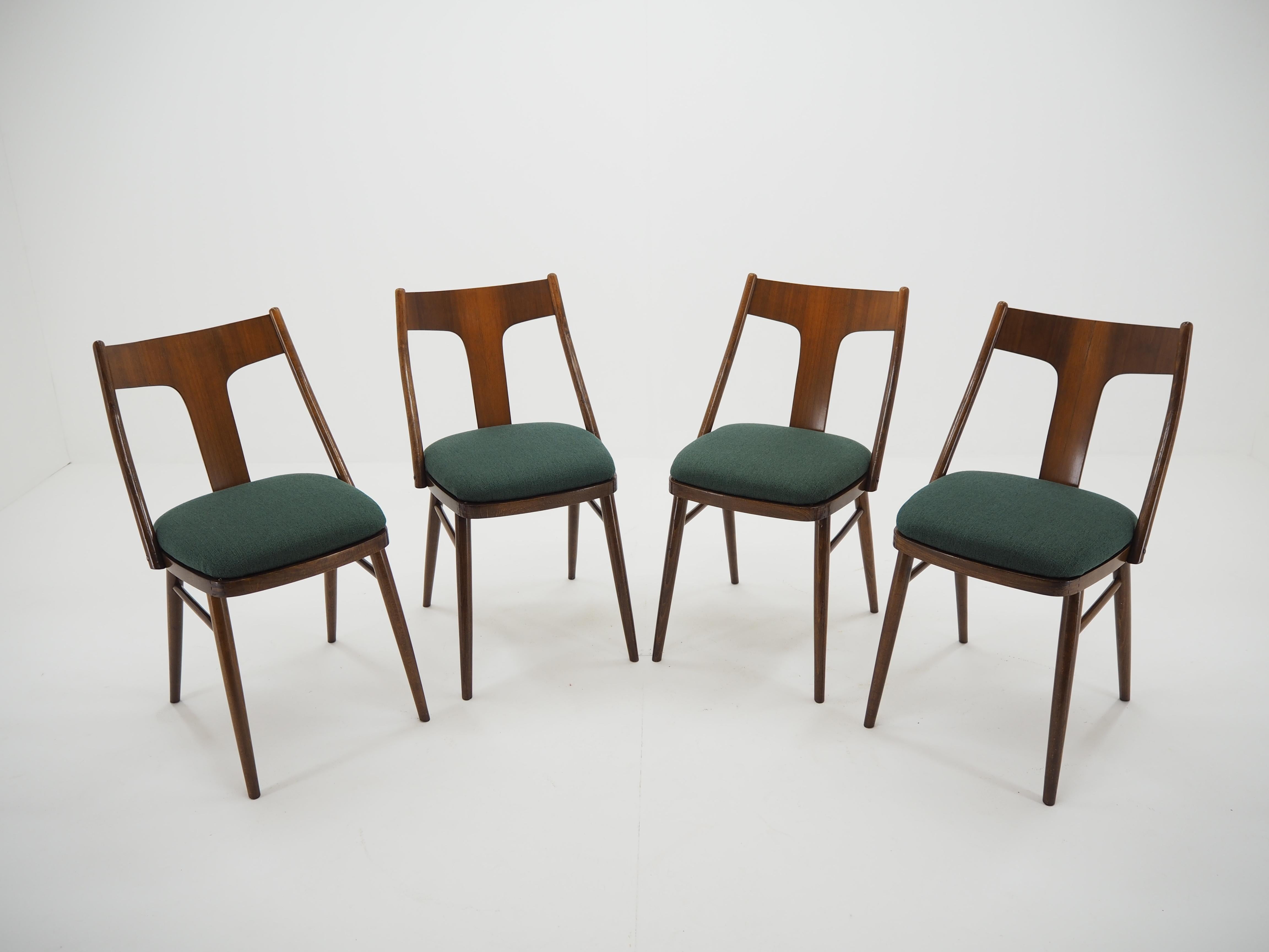 Set aus vier Esszimmerstühlen aus den 1960er Jahren, Tschechoslowakei (Stoff) im Angebot