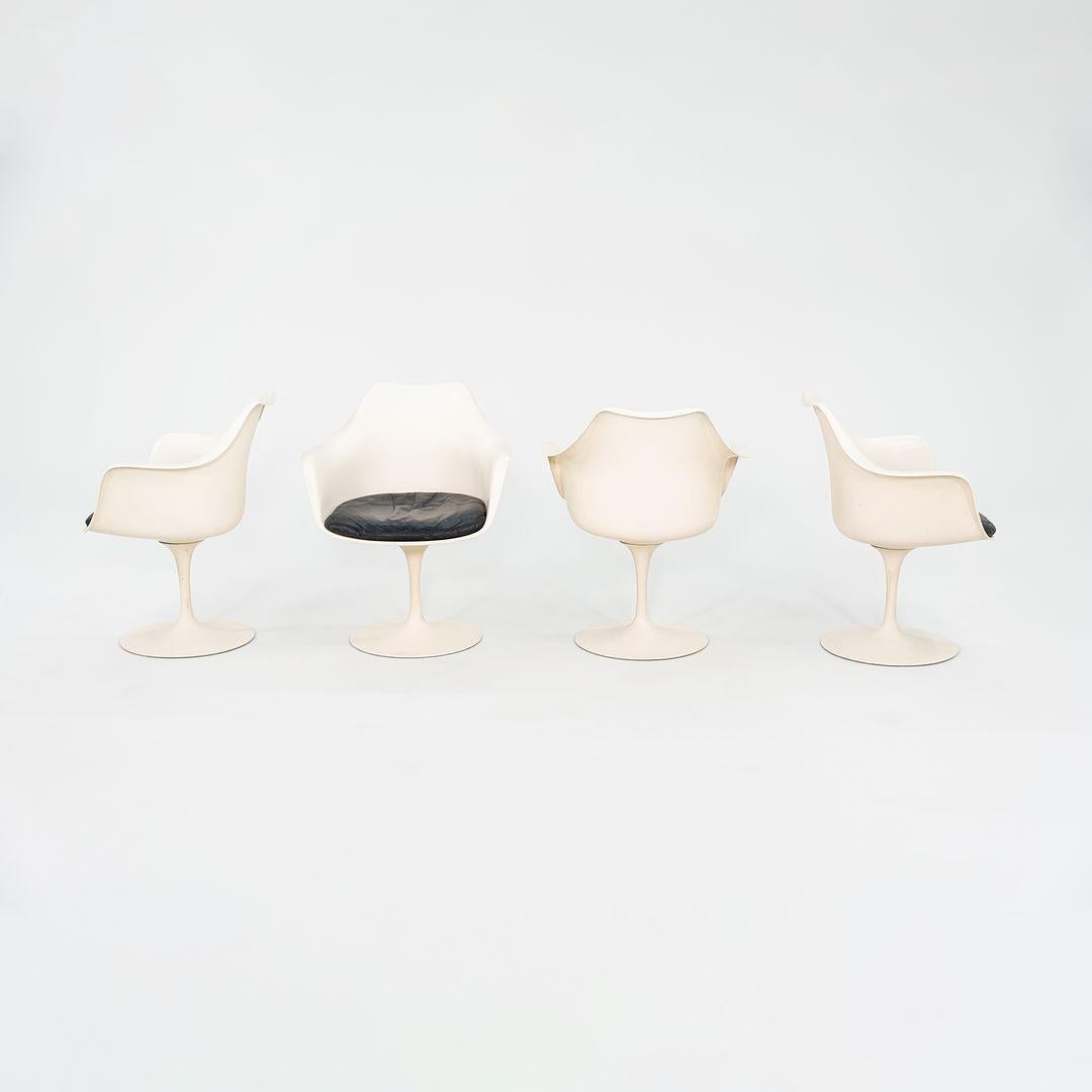Il s'agit d'un ensemble de quatre fauteuils pivotants Saarinen Tulip Pedestal, modèle 150A, initialement conçus par Eero Saarinen pour Knoll en 1956. Ces exemples datent des années 1960. Le prix indiqué comprend le jeu de quatre chaises. Ils