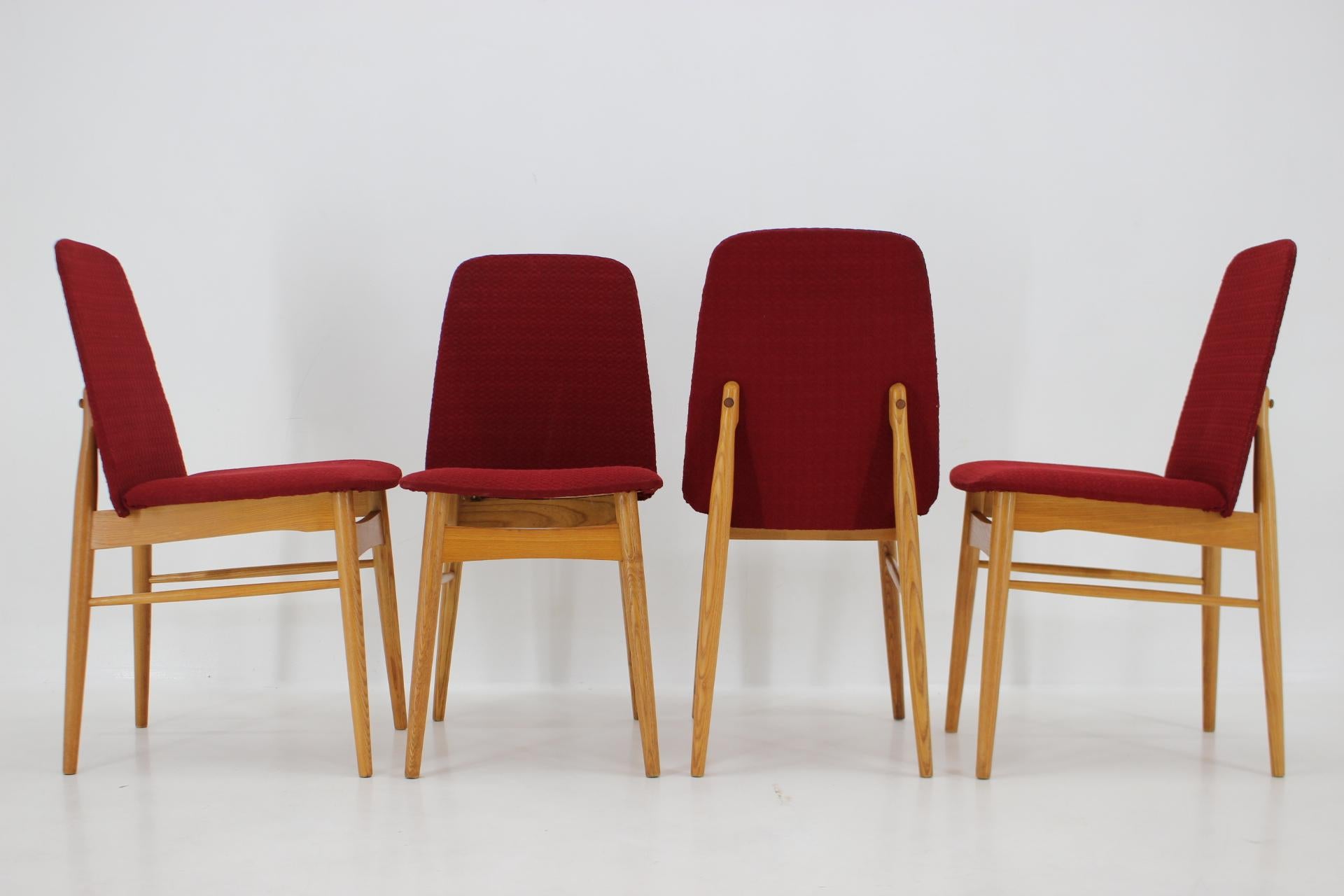 1960s Set of Four Elm Dining Chairs, Czechoslovakia In Good Condition For Sale In Praha, CZ