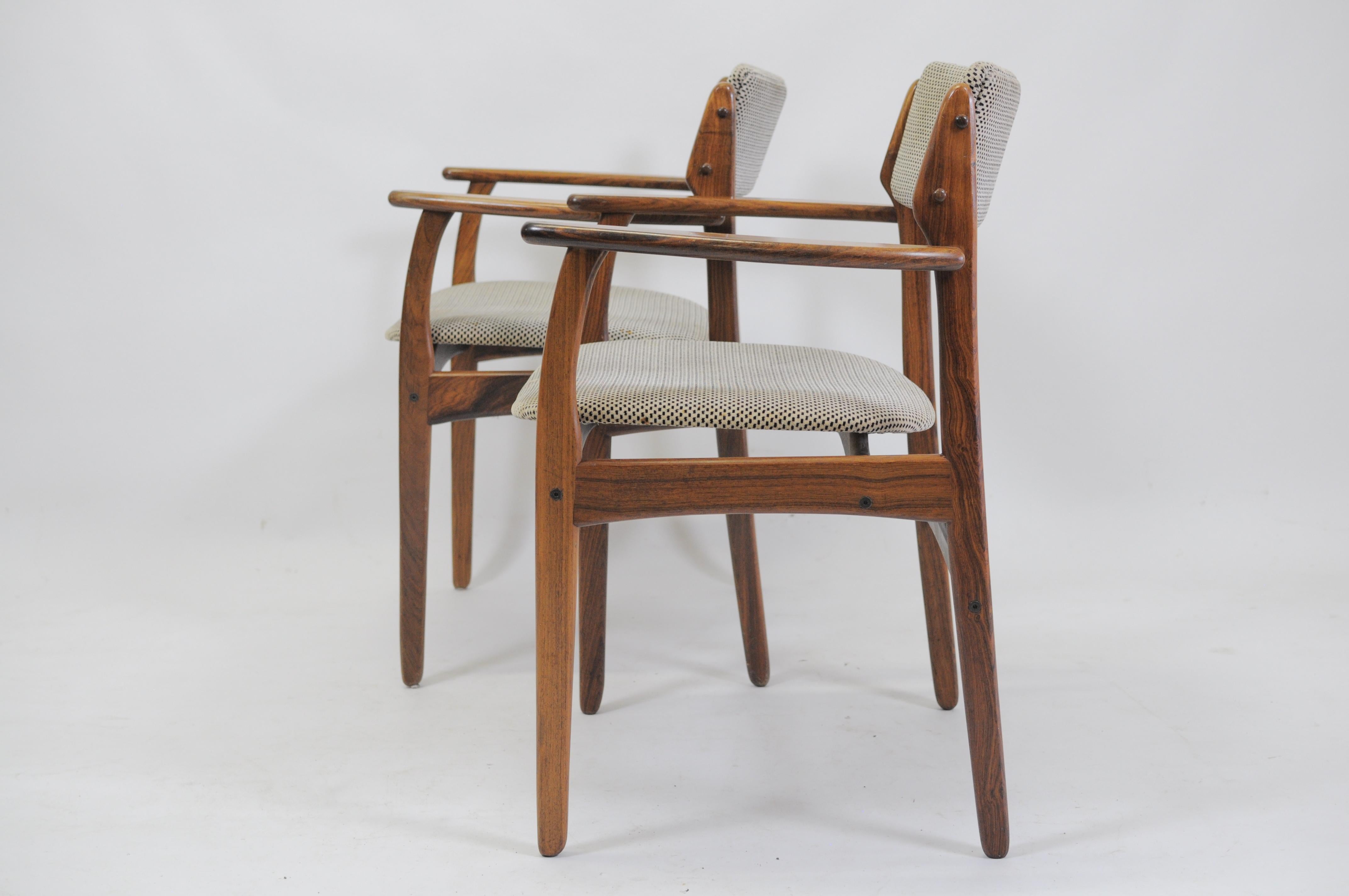 Ensemble de quatre fauteuils Erik Buch Modèle 50 en bois de rose des années 1960, retapissage inclus en vente 4
