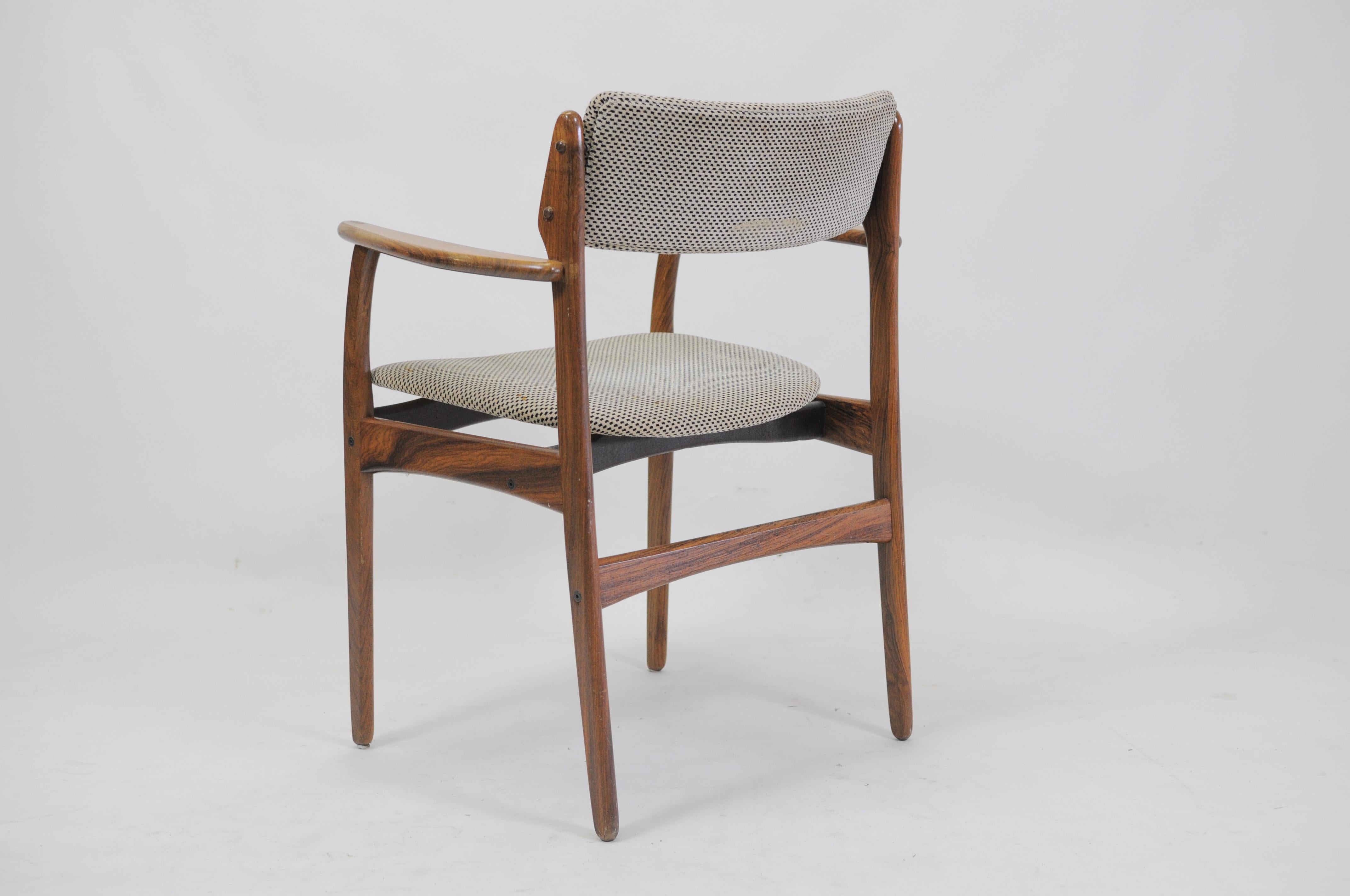 Rare ensemble de quatre fauteuils exclusifs en bois de rose des années 1960 attribués à Erik Buch.

Les chaises présentent le modèle 50 du fauteuil bien conçu d'Eleg avec son élégante assise flottante. Des détails élégants ont été ajoutés comme des