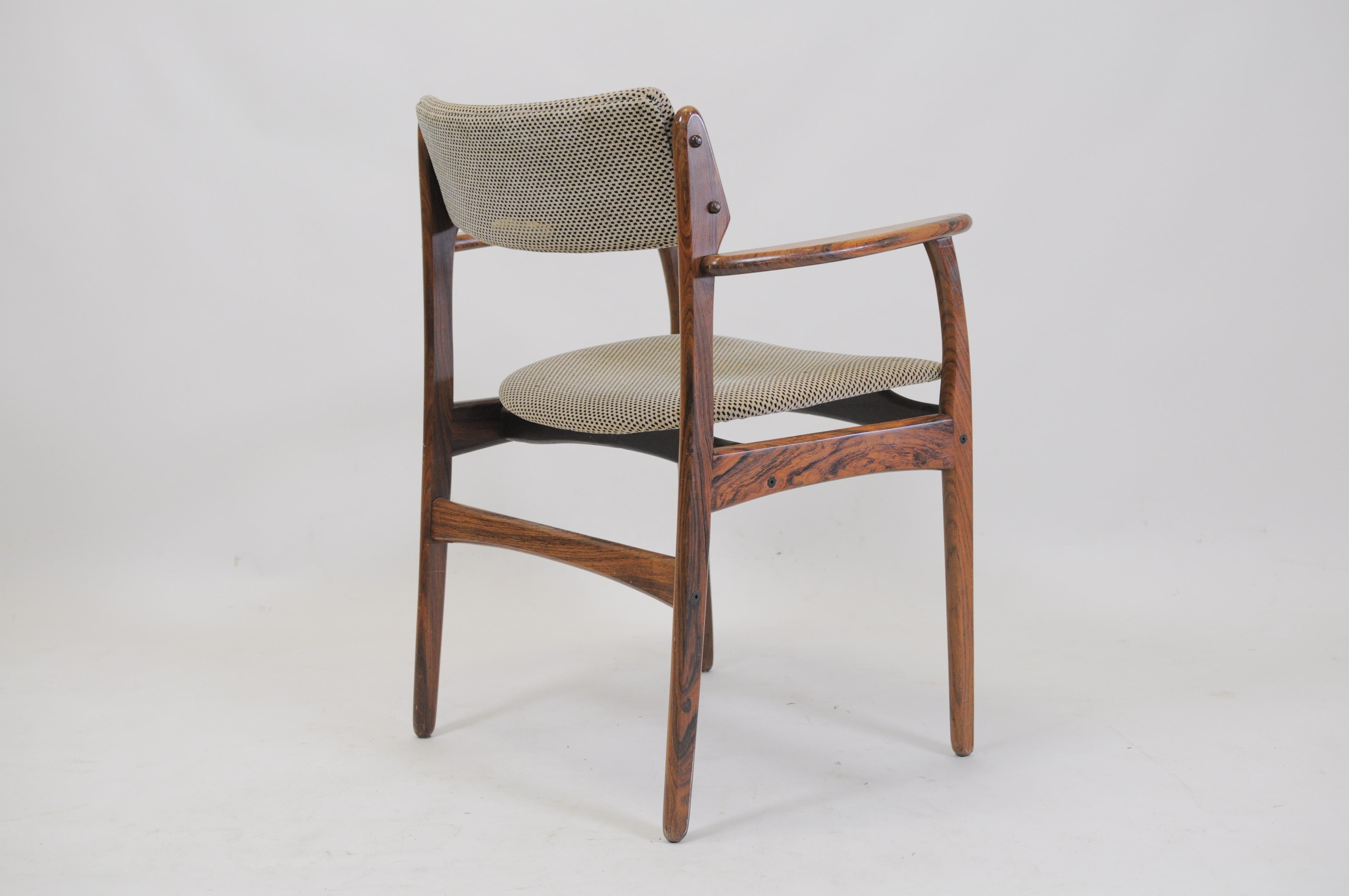 Danois Ensemble de quatre fauteuils Erik Buch Modèle 50 en bois de rose des années 1960, retapissage inclus en vente