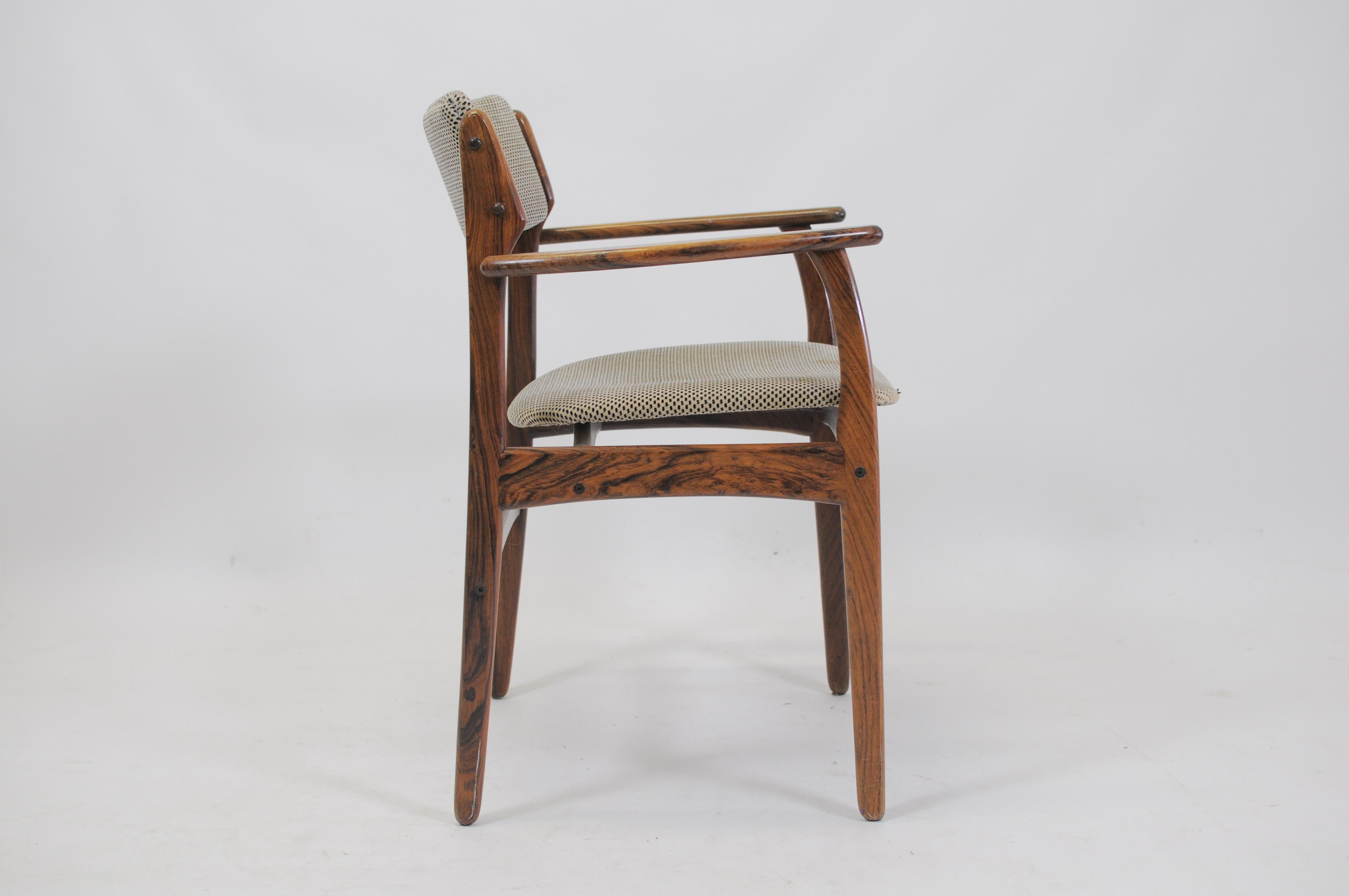Ensemble de quatre fauteuils Erik Buch Modèle 50 en bois de rose des années 1960, retapissage inclus Bon état - En vente à Knebel, DK