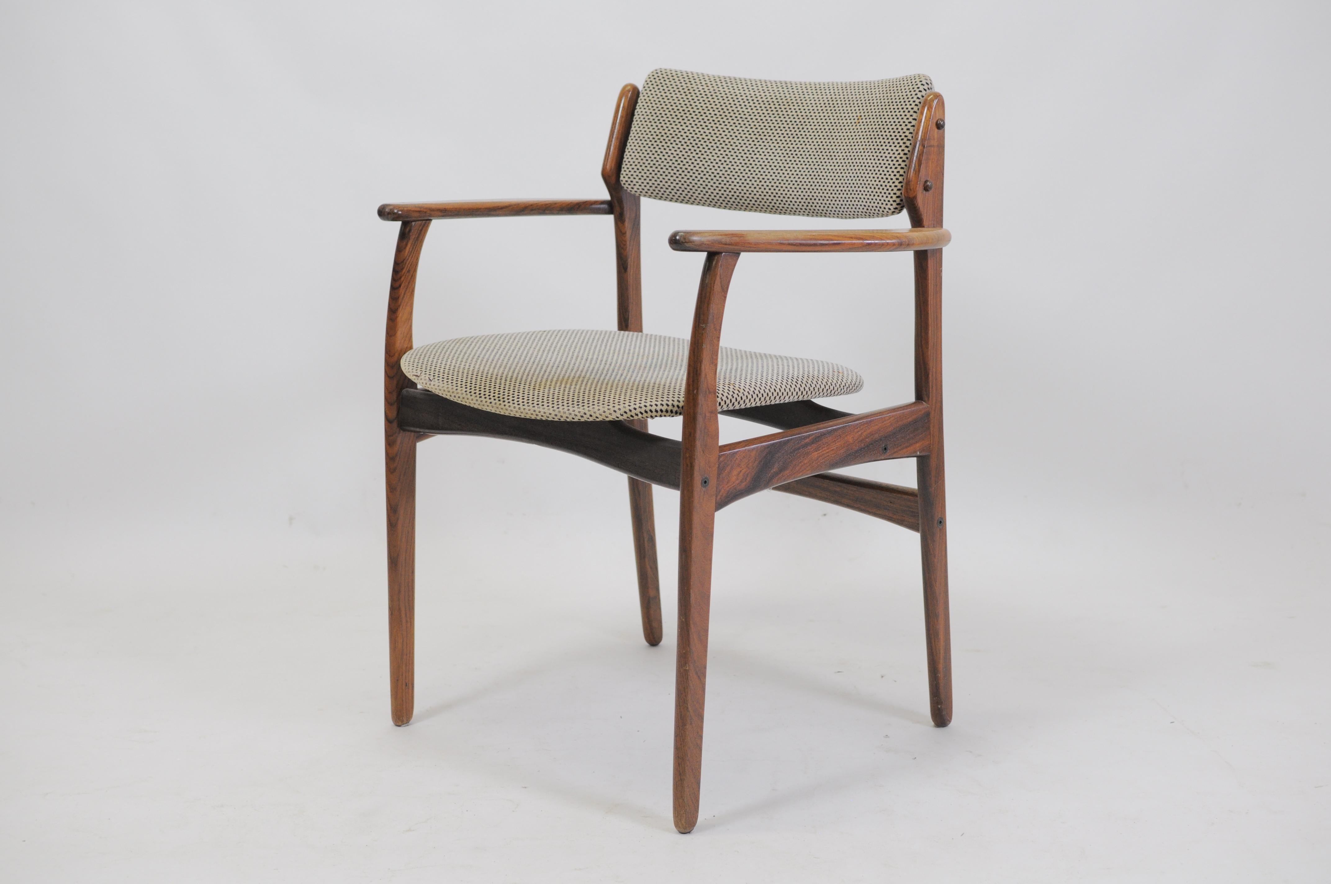 Ensemble de quatre fauteuils Erik Buch Modèle 50 en bois de rose des années 1960, retapissage inclus en vente 1