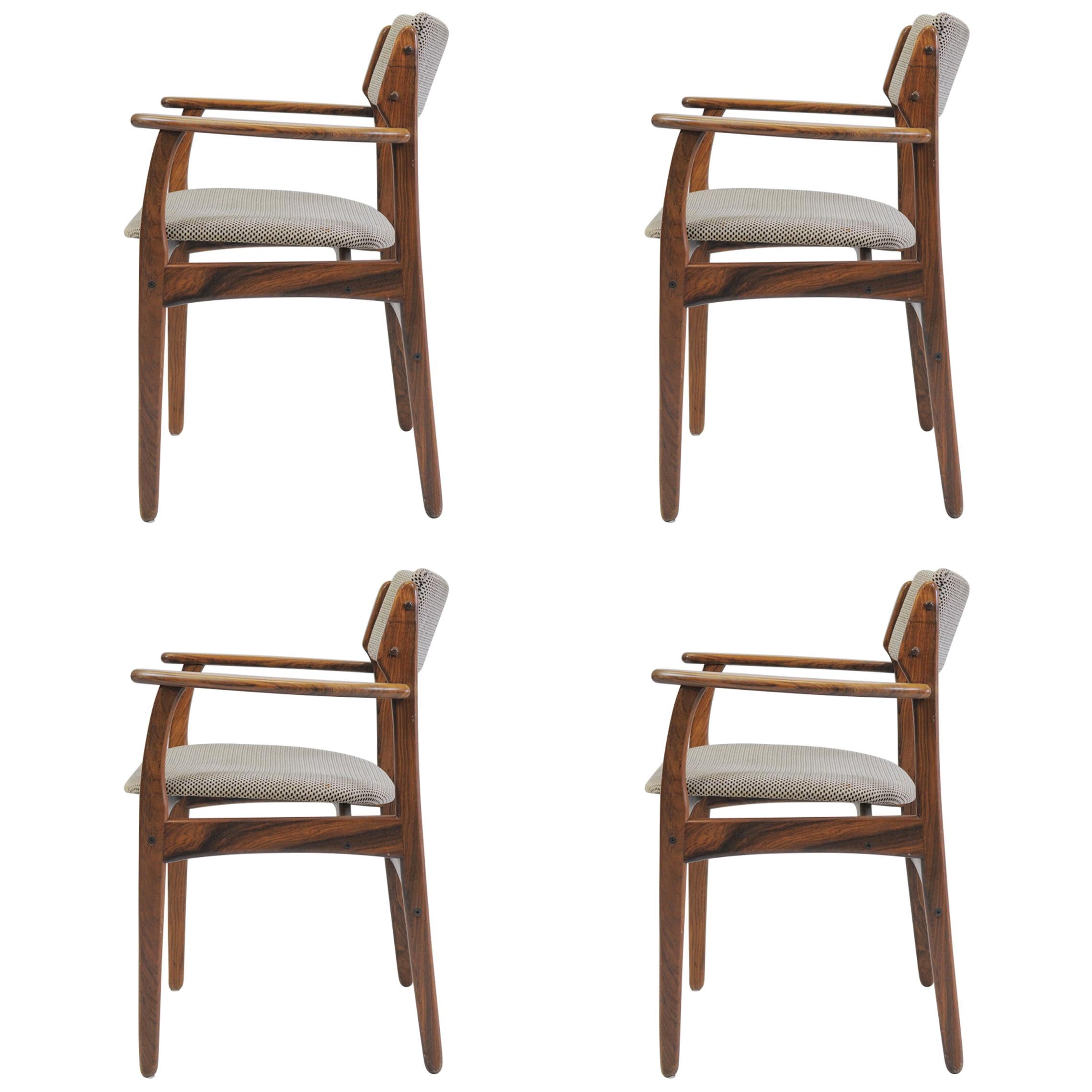 Ensemble de quatre fauteuils Erik Buch Modèle 50 en bois de rose des années 1960, retapissage inclus en vente
