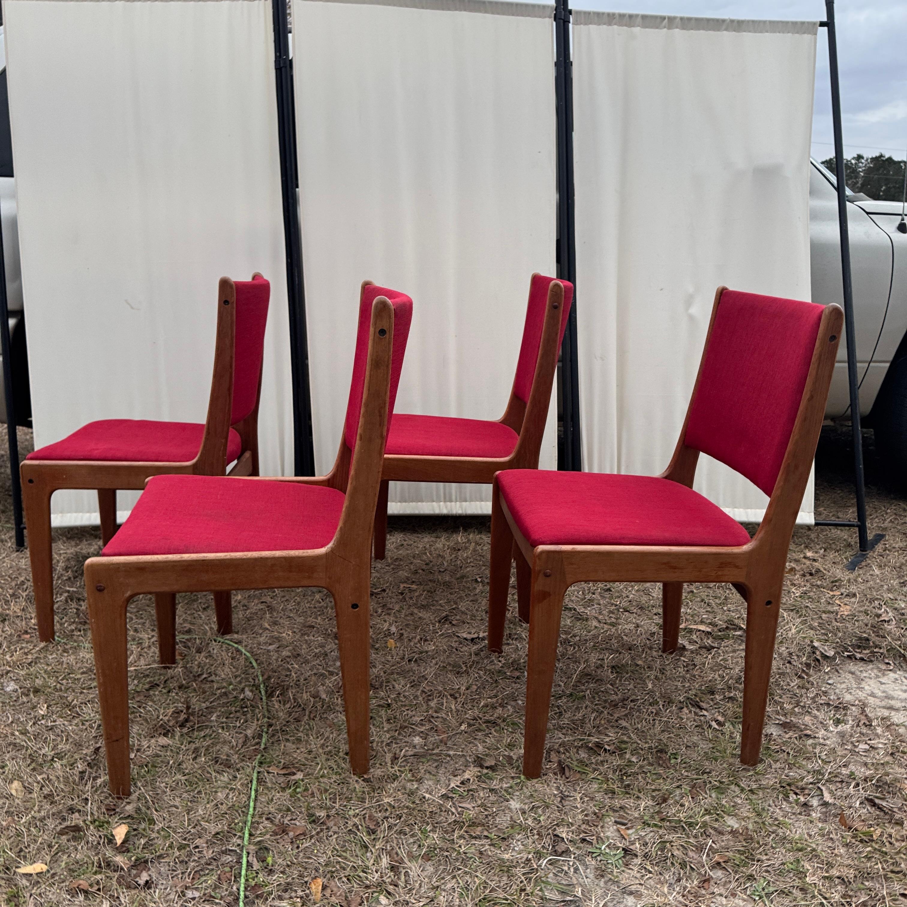 Set di quattro sedie da pranzo in teak Johannes Andersen del 1960 di Uldum Mobelfabrik In condizioni buone in vendita a Cordova, SC