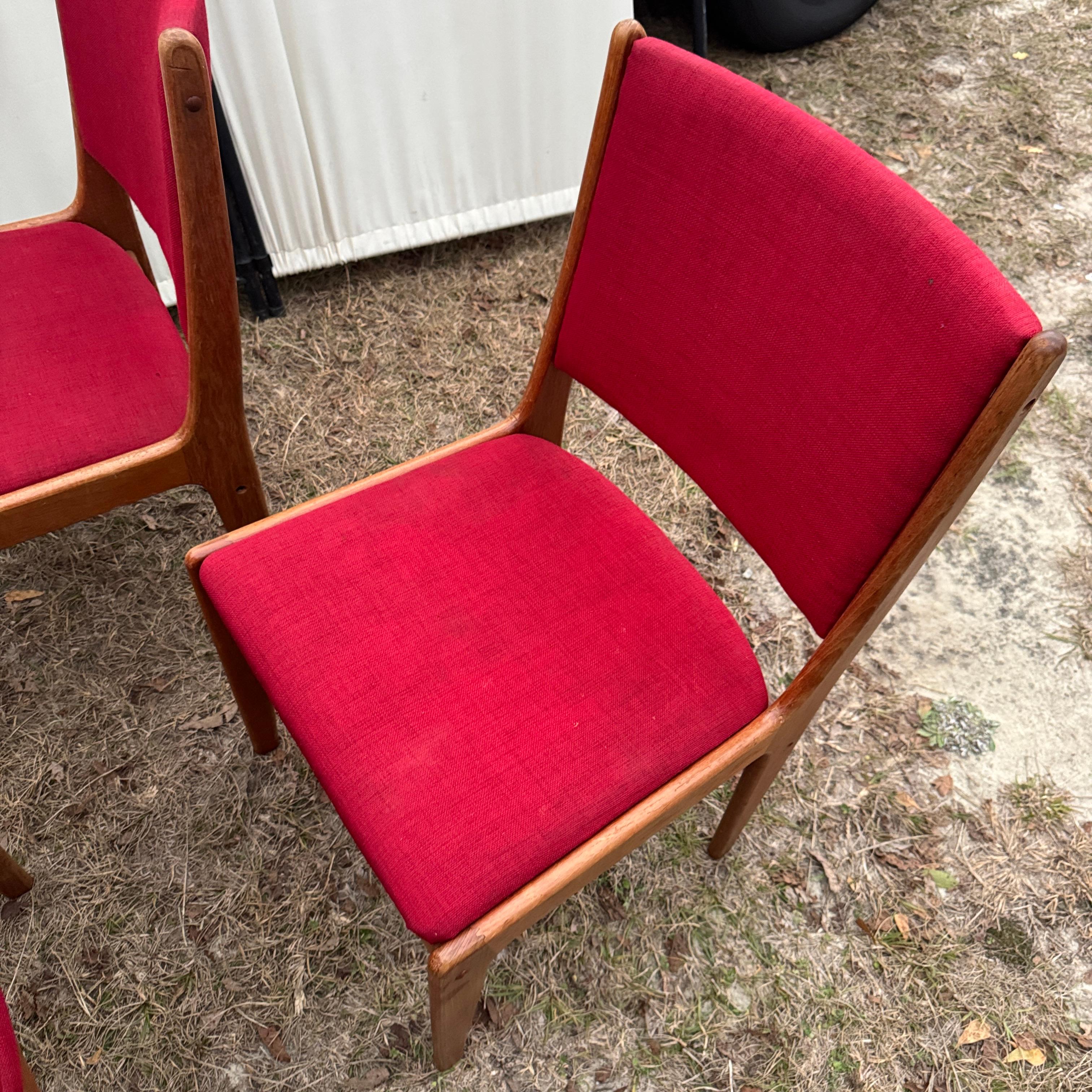 Metà XX secolo Set di quattro sedie da pranzo in teak Johannes Andersen del 1960 di Uldum Mobelfabrik in vendita