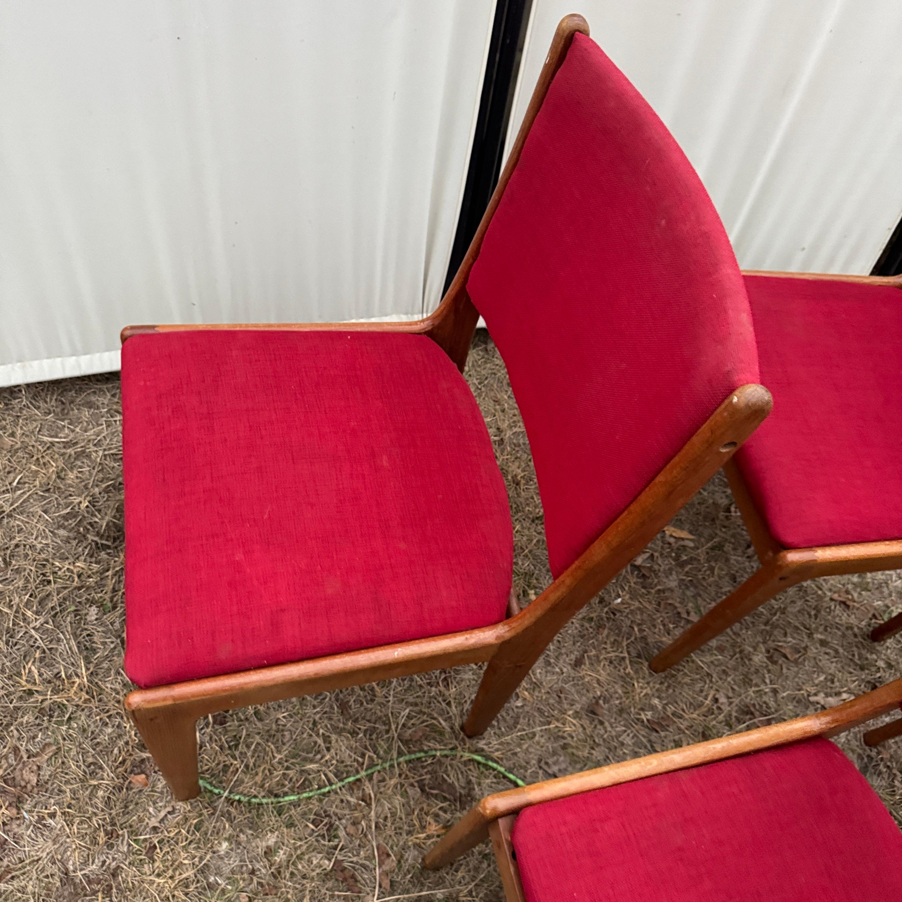 Set di quattro sedie da pranzo in teak Johannes Andersen del 1960 di Uldum Mobelfabrik in vendita 1