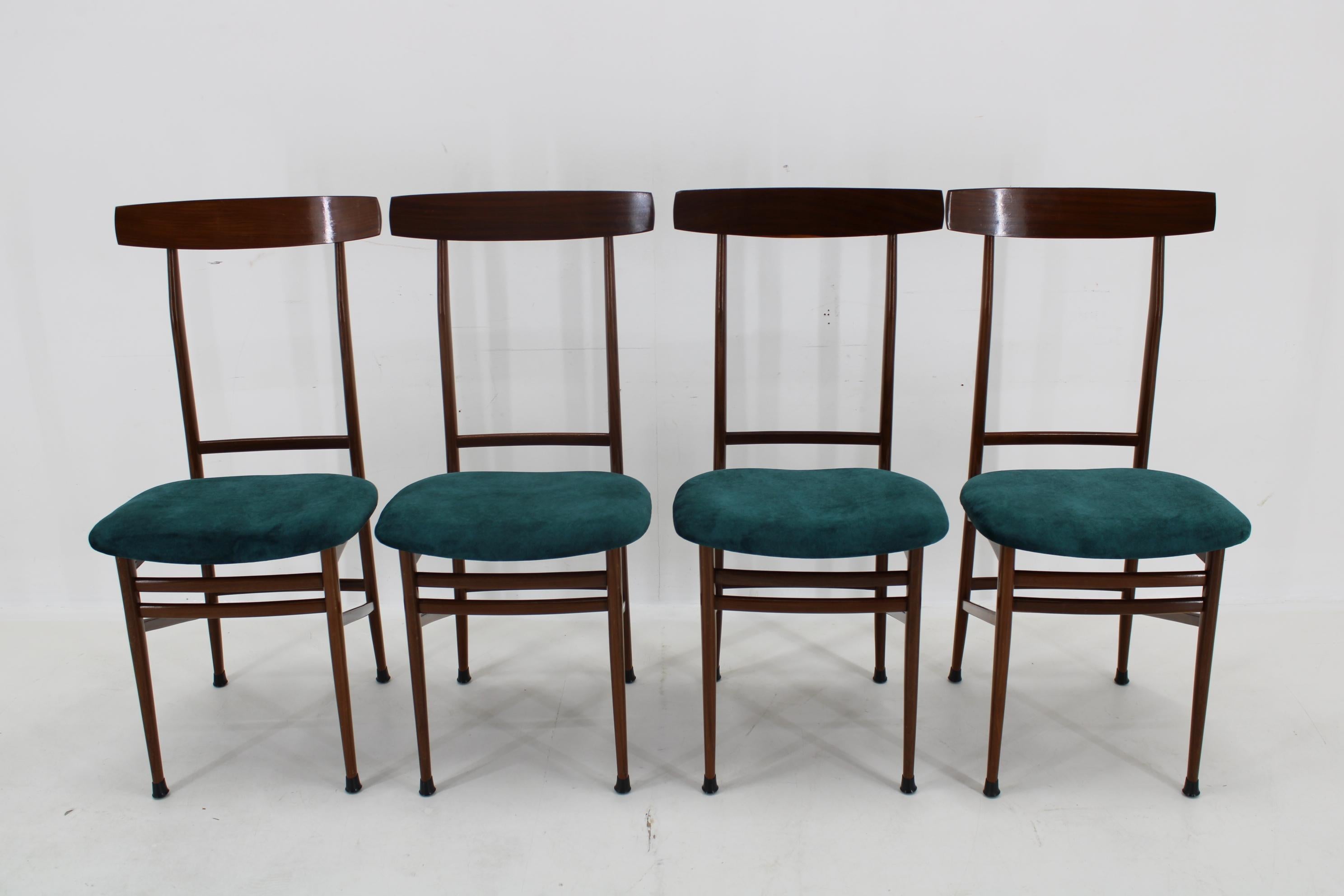 Mid-Century moderno Set di quattro sedie da pranzo in mogano degli anni '60, Italia in vendita