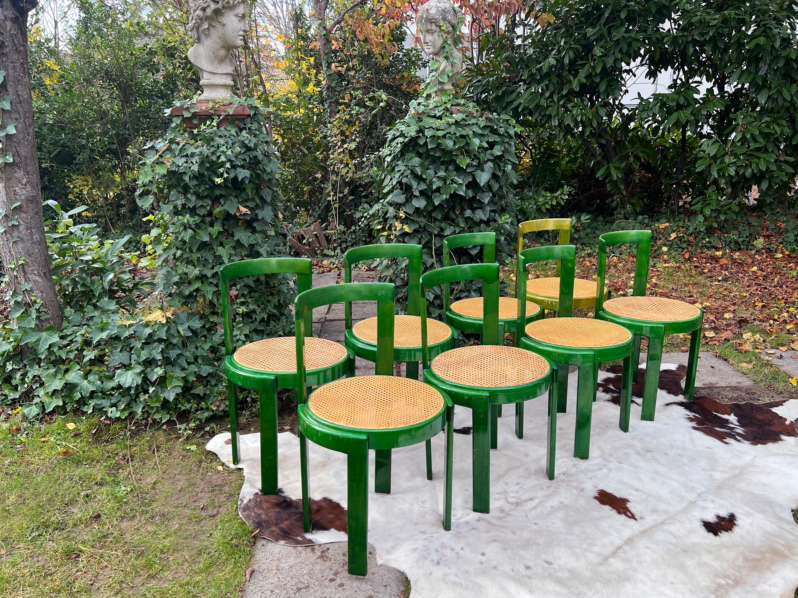 4 left-- Set of 4--Fabuleux et rare ensemble de chaises de salle à manger italiennes du milieu du siècle avec de superbes cadres en bois vert teinté et des sièges ronds en rotin.  Ces chaises font fureur !

Il s'agit d'une occasion très rare de