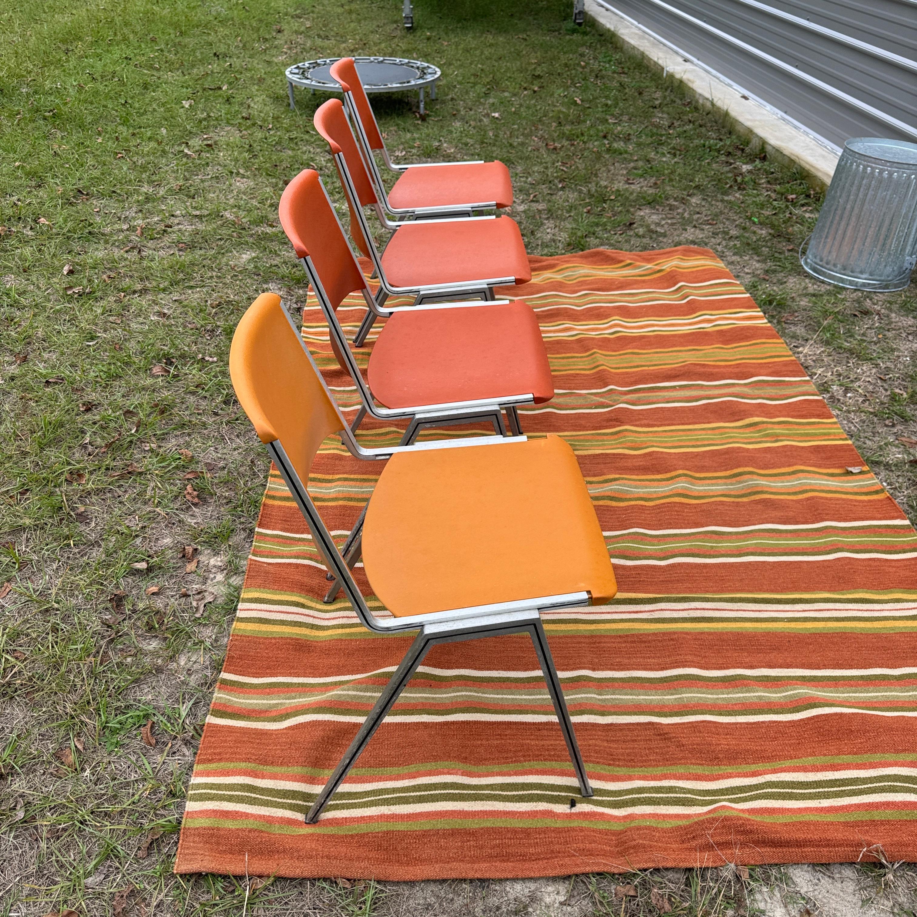 Mid-Century Modern Ensemble de quatre chaises d'appoint Steelcase orange et ocre des années 1960, modèle n° 1278 en vente